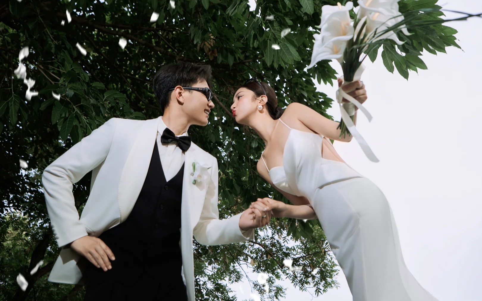 草坪派对婚照｜把快乐撒进风里