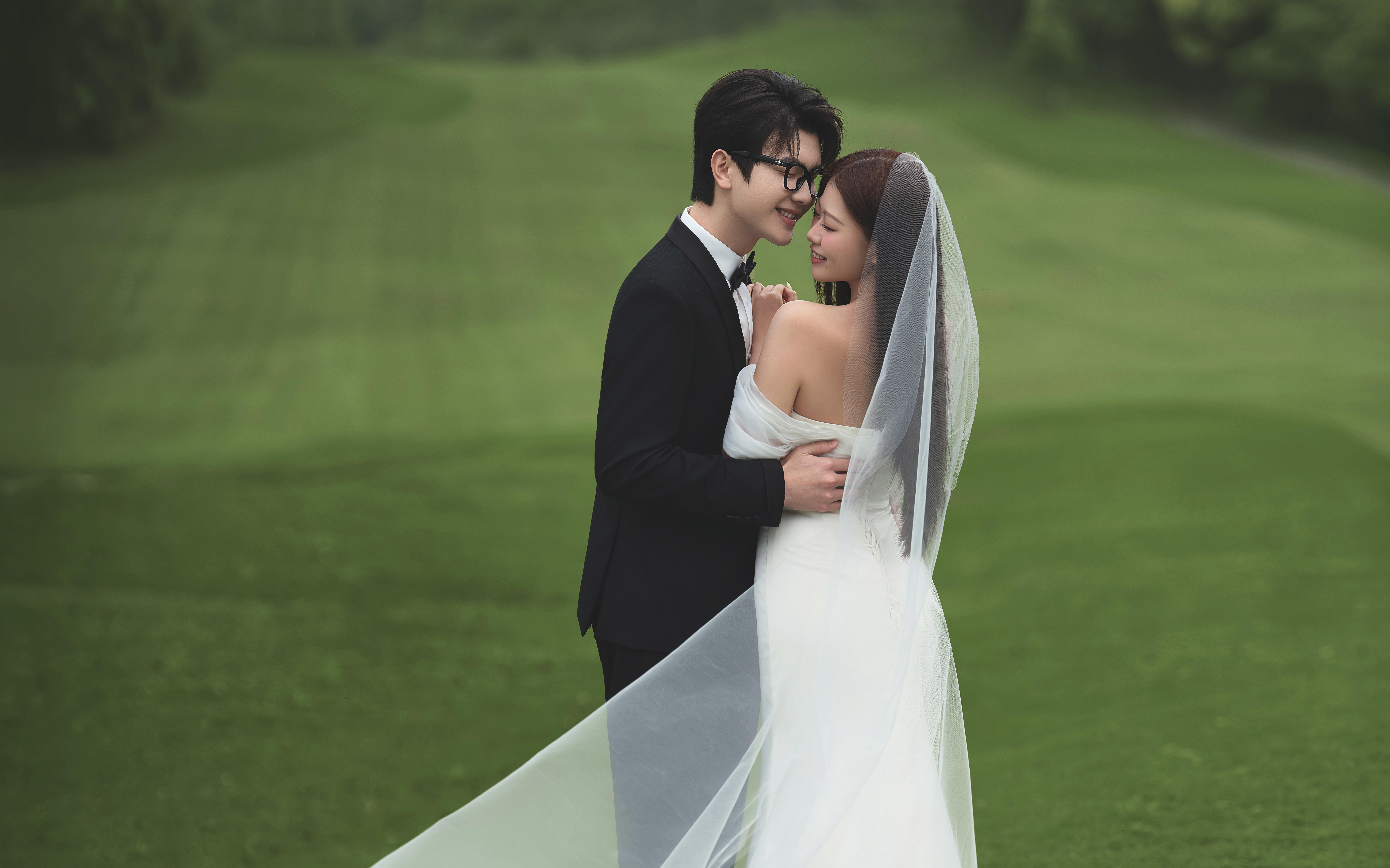 新品上新！春夏的草坪婚纱照也太会了！