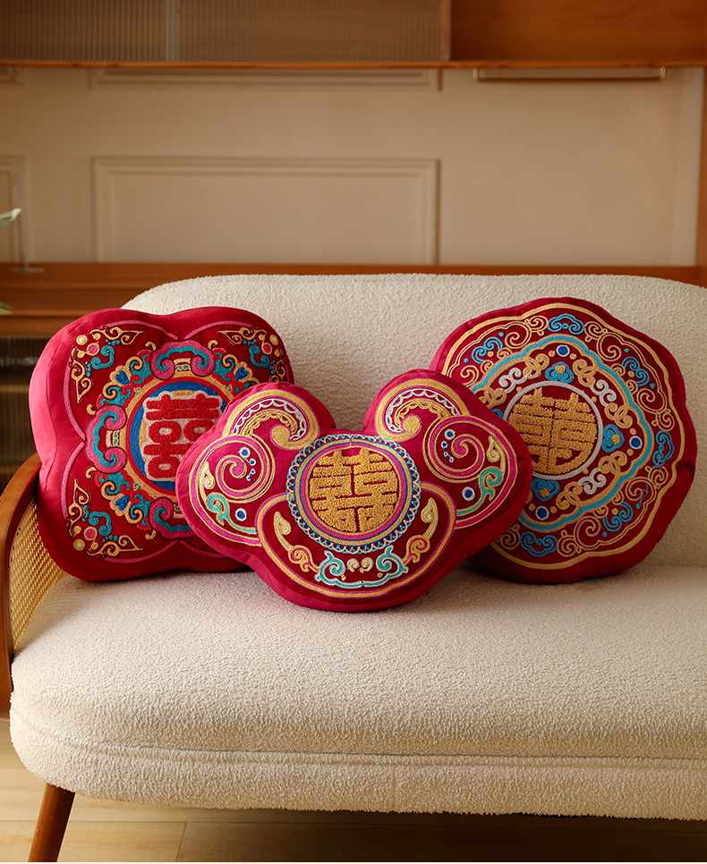 1对刺绣抱枕压床沙发靠背婚房布置