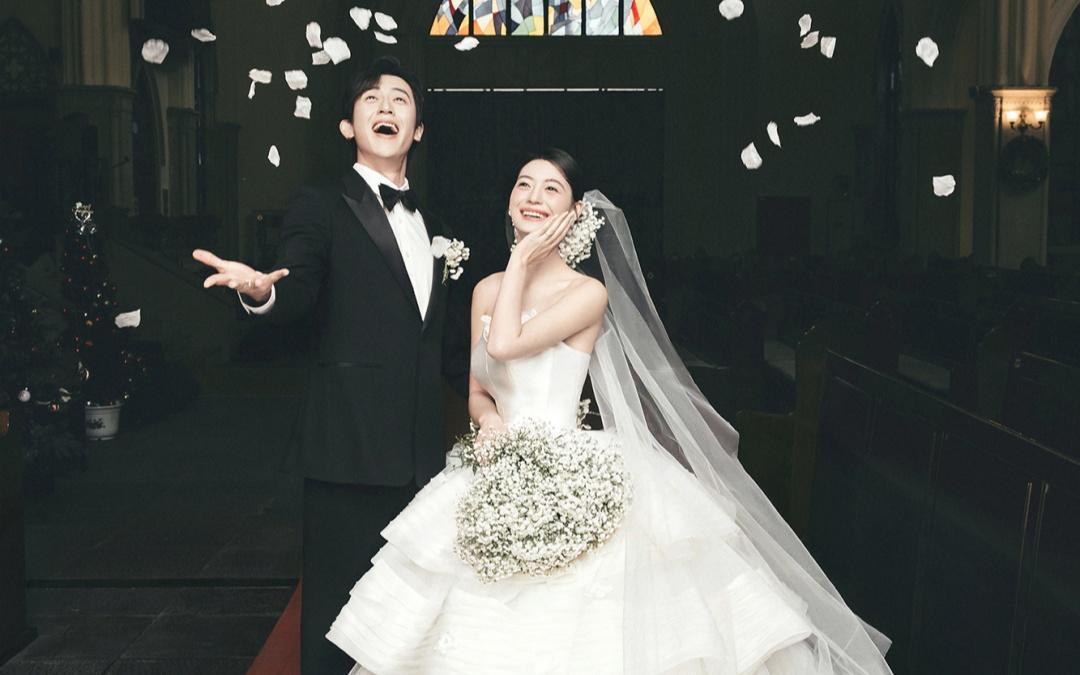 “我携满天星辰赠与你，仍觉星辰不及你”