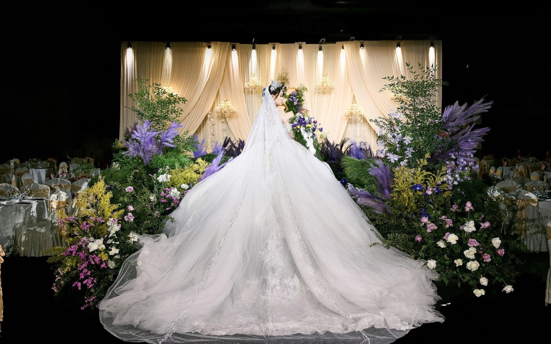 室内轻奢紫绿森系婚礼 柔光布幔小众高级婚礼布置