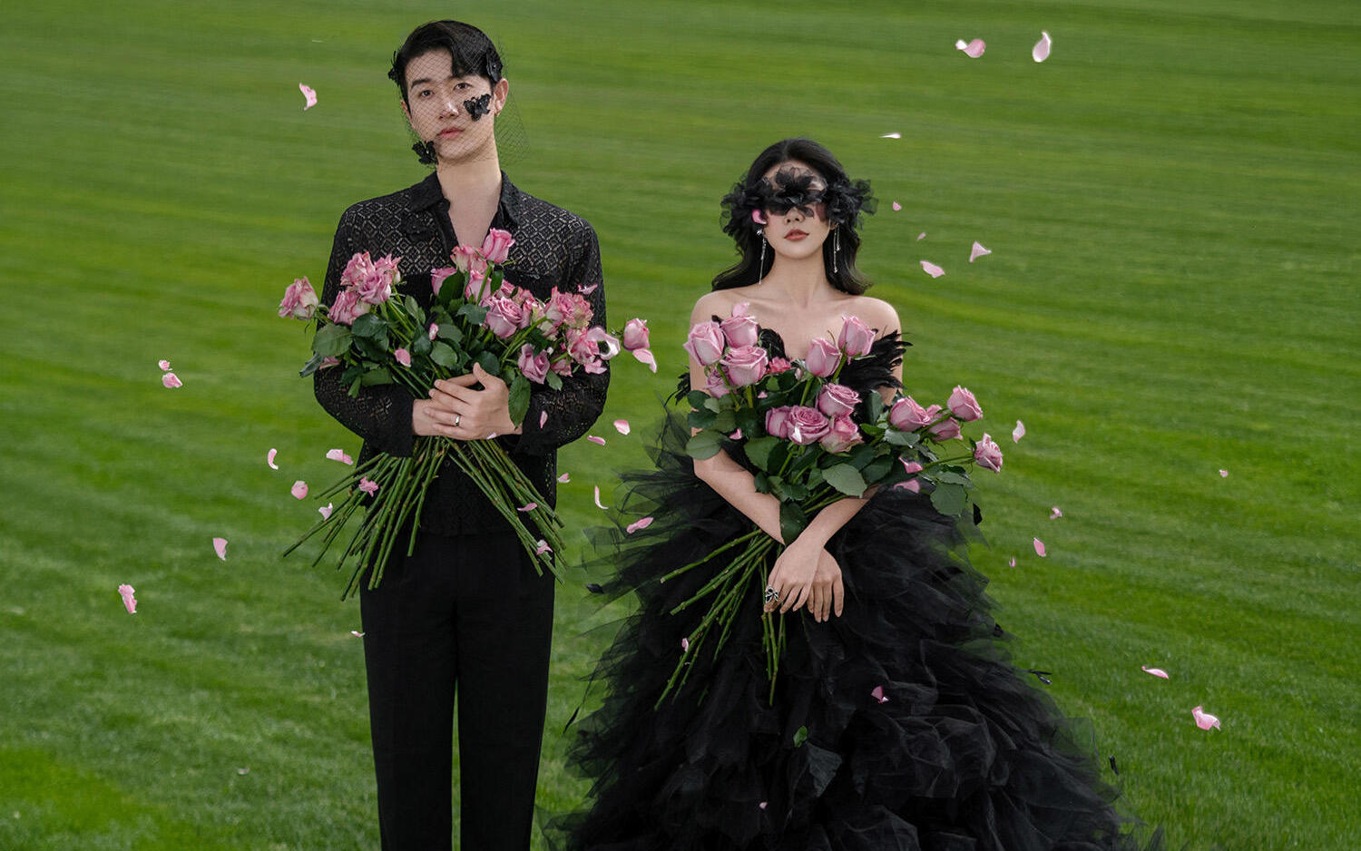 神秘又優(yōu)雅黑紗草坪婚紗照真的很高級