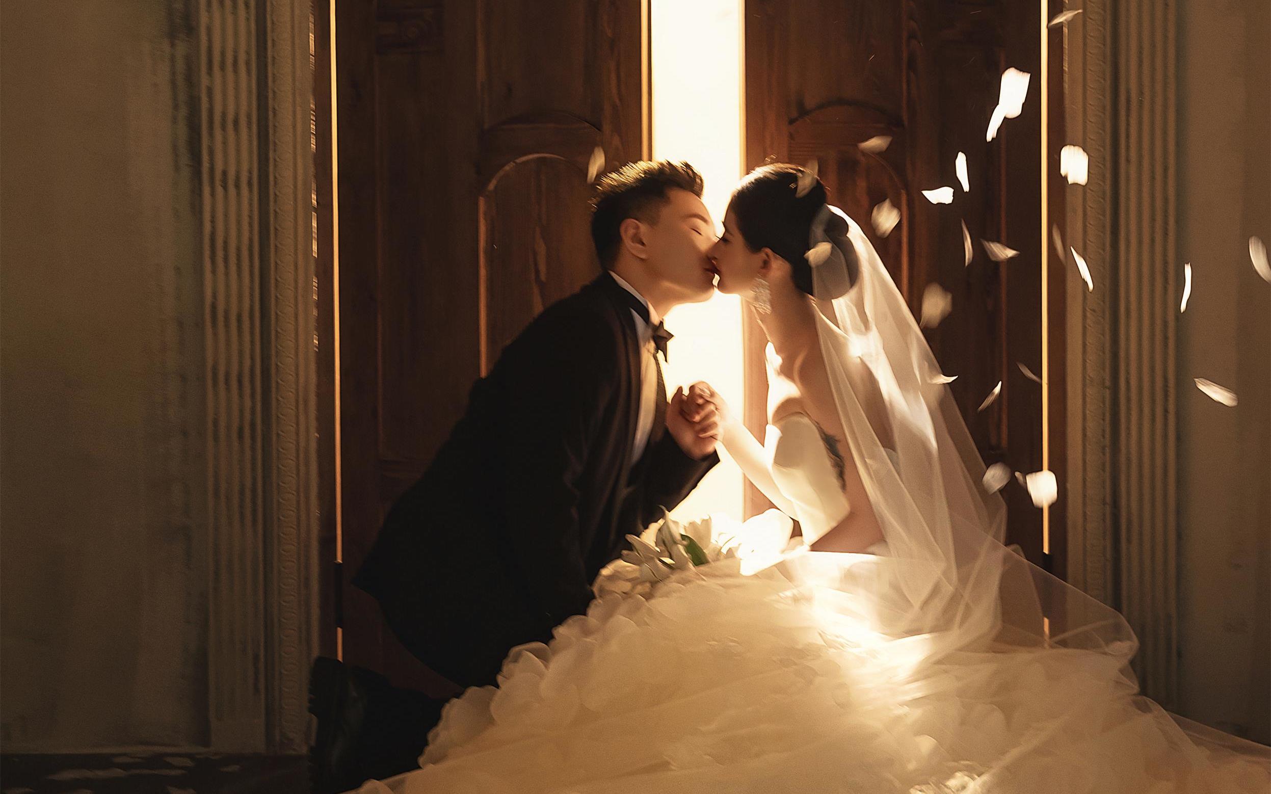 沉溺在光里的故事｜法式復古婚紗照