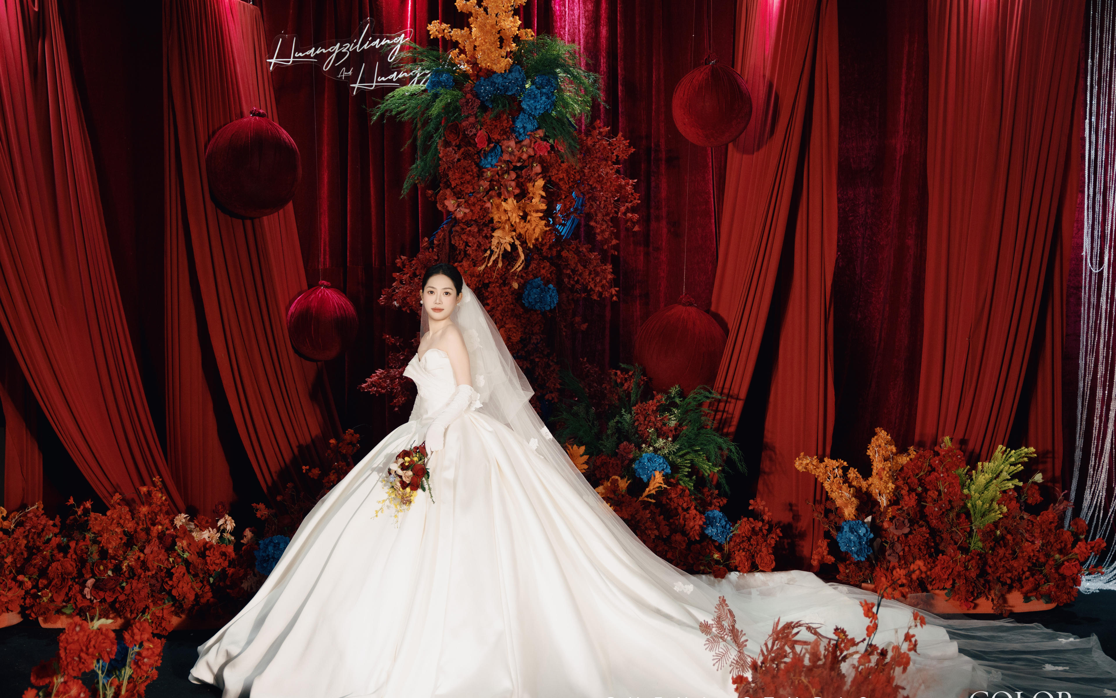 经典红色，沉稳而富有张力