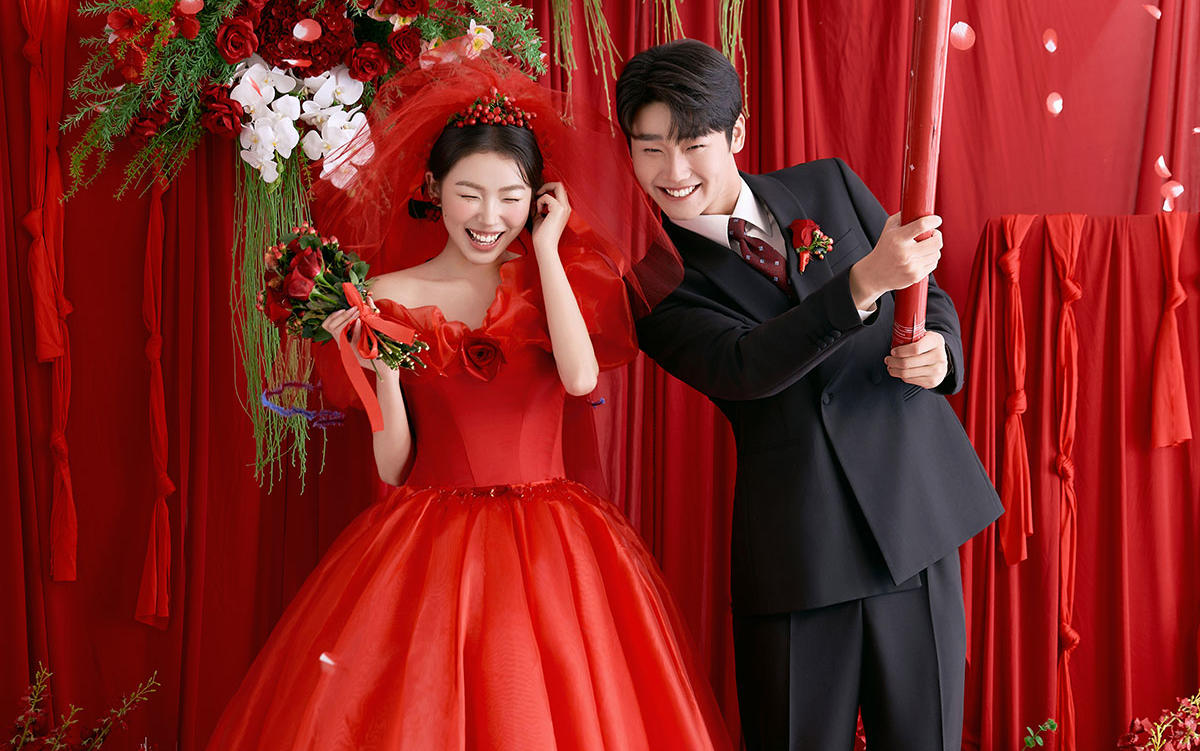 誰(shuí)懂??！紅底喜字婚紗照甜到犯規(guī)