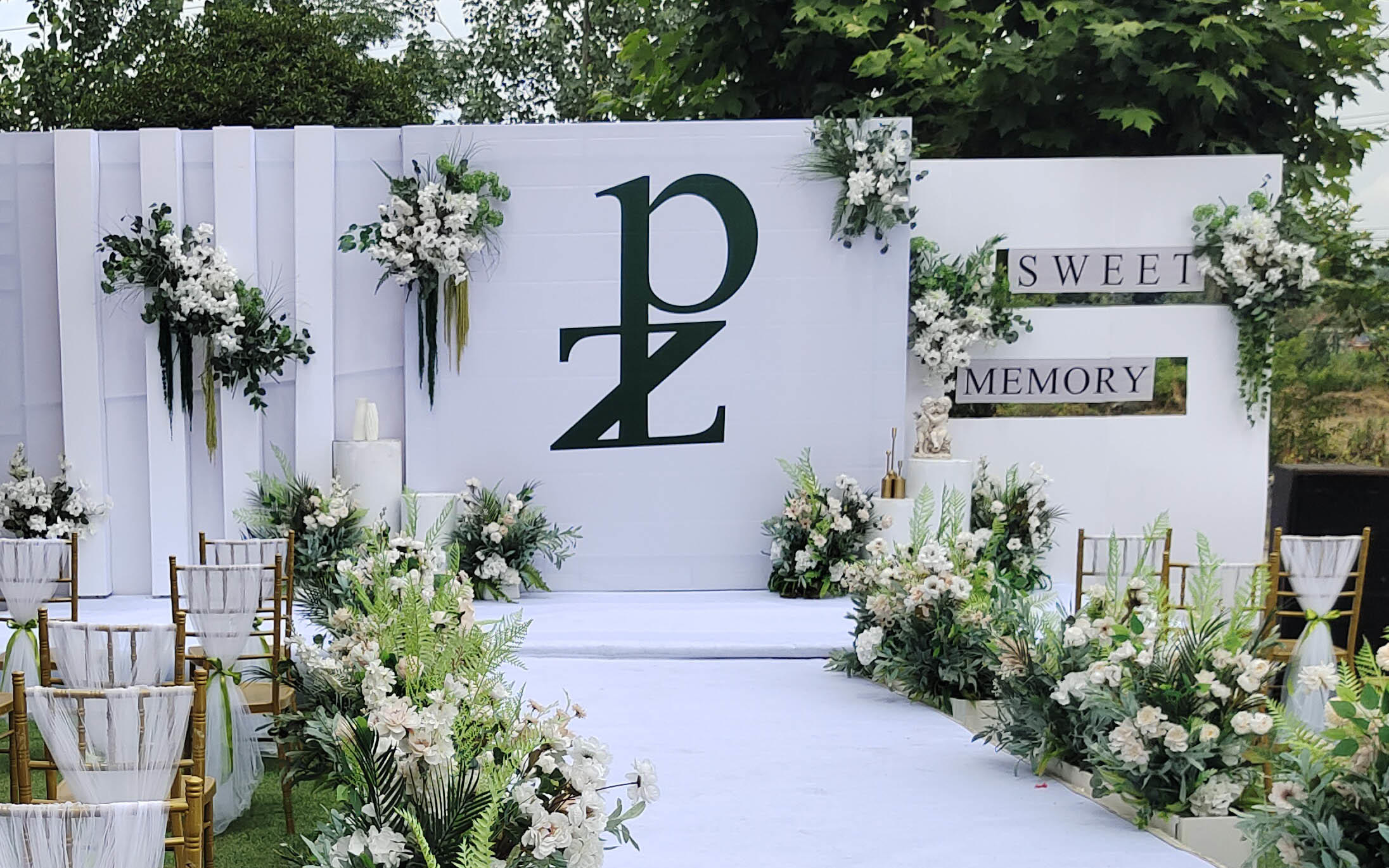 白是纯粹是毫无保留，绿是生机是万物生长。