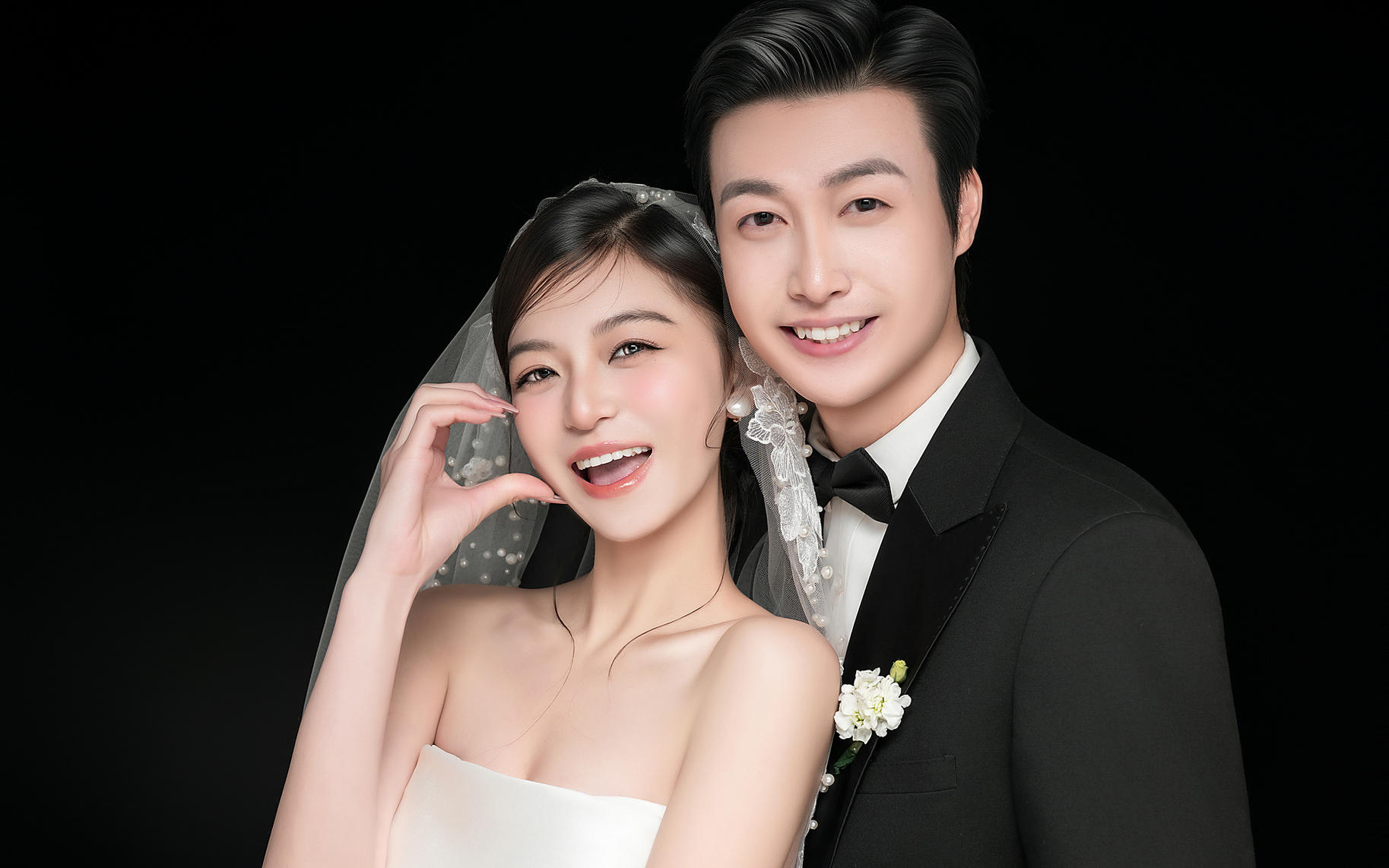 无法拒绝的氛围感！黑底简约婚纱照太美了✨