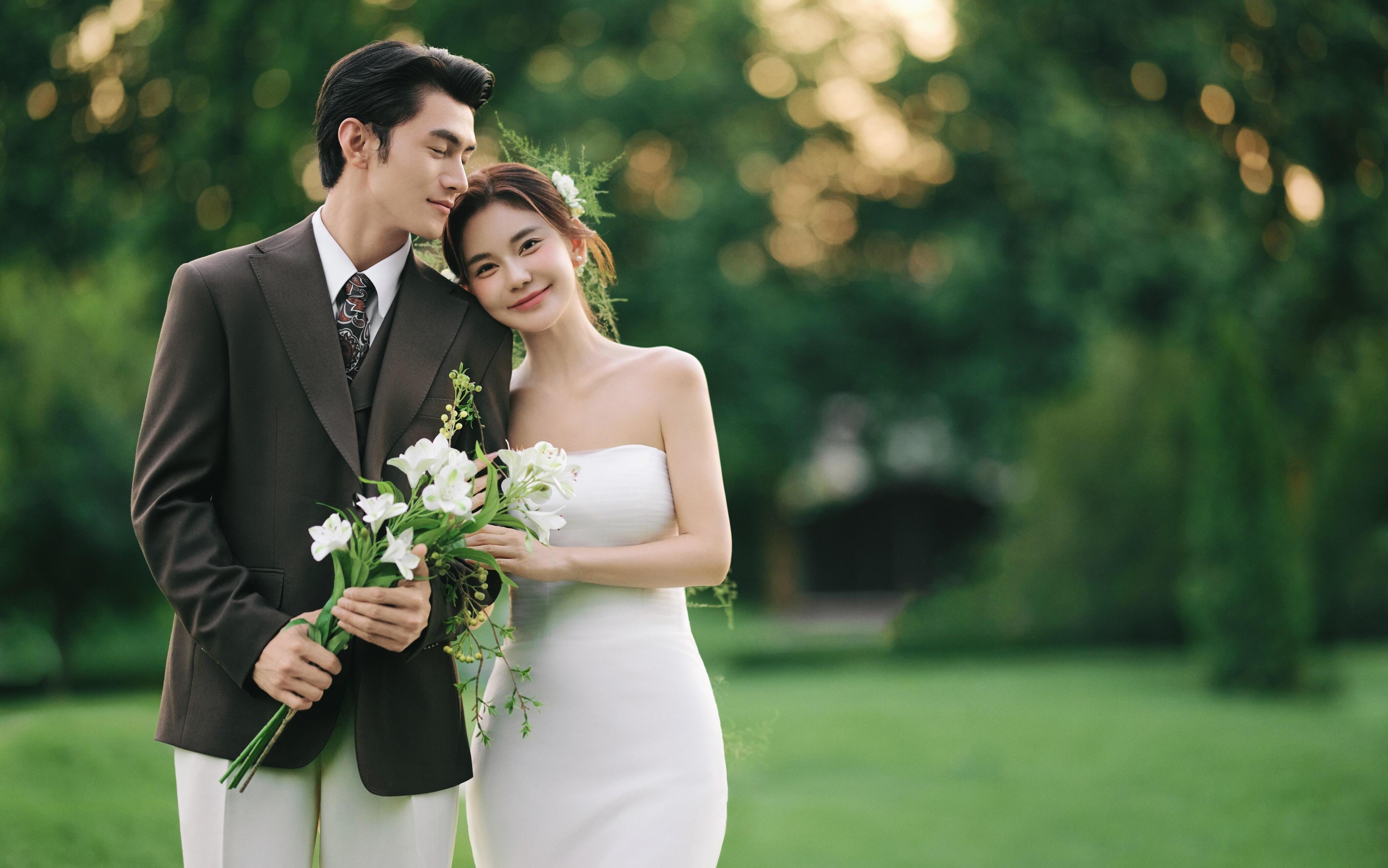 好心动啊！夕阳草坪婚纱照张张都是电影截图