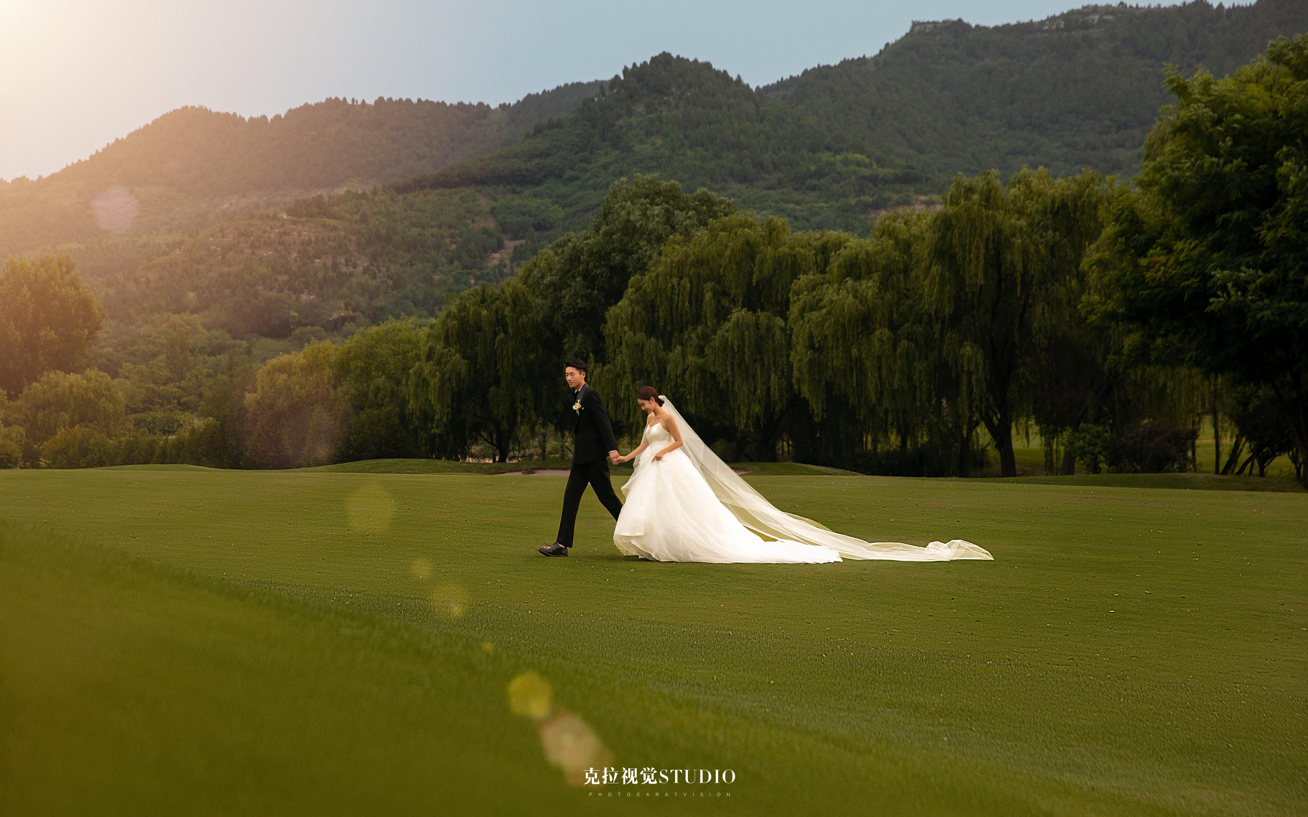 無法抗拒的夕陽草坪婚紗照??一整個(gè)美住