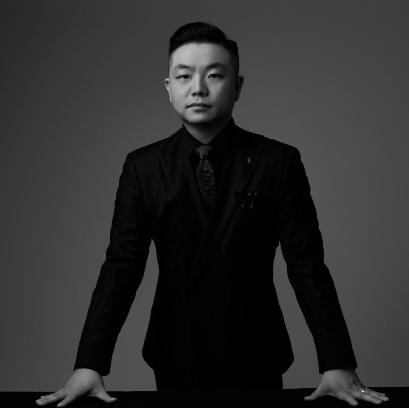 中西式主持人守岩