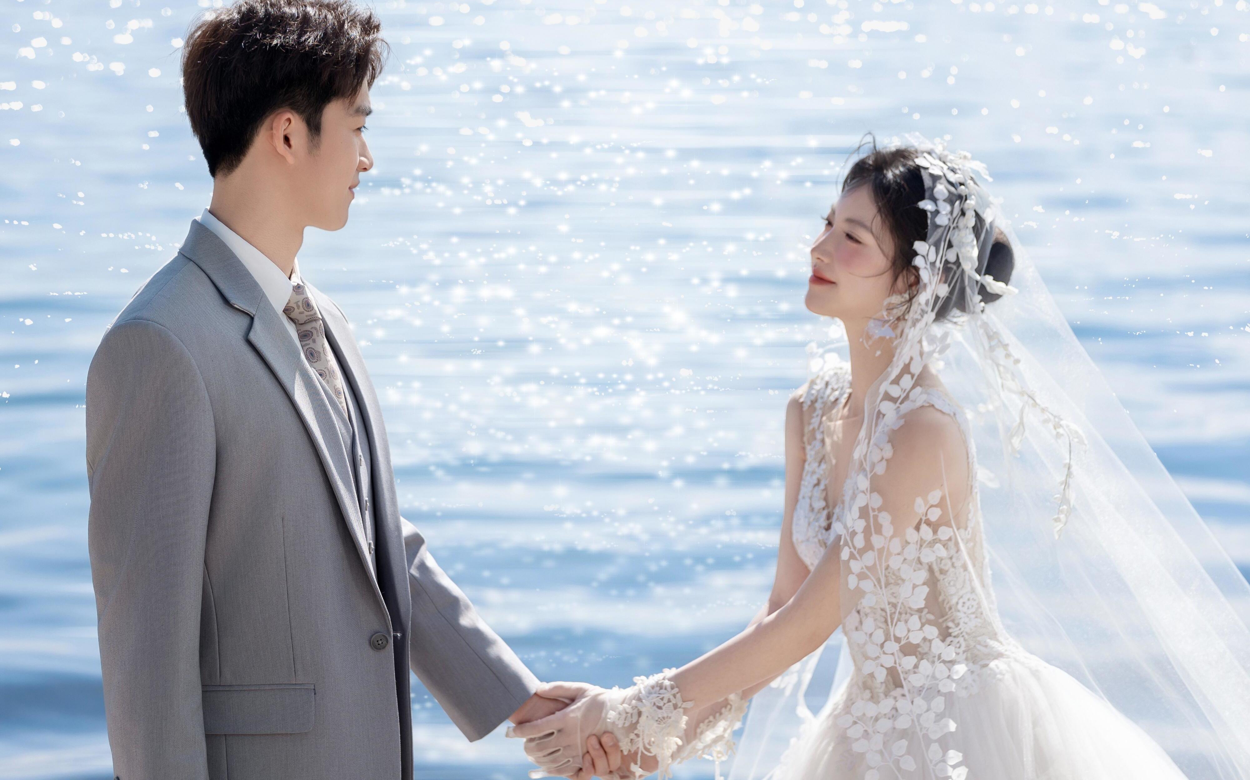 波光粼粼的婚纱照