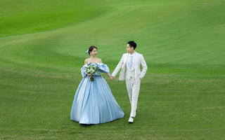 光禾客片分享/让人心动的草坪小清新蓝色婚纱照