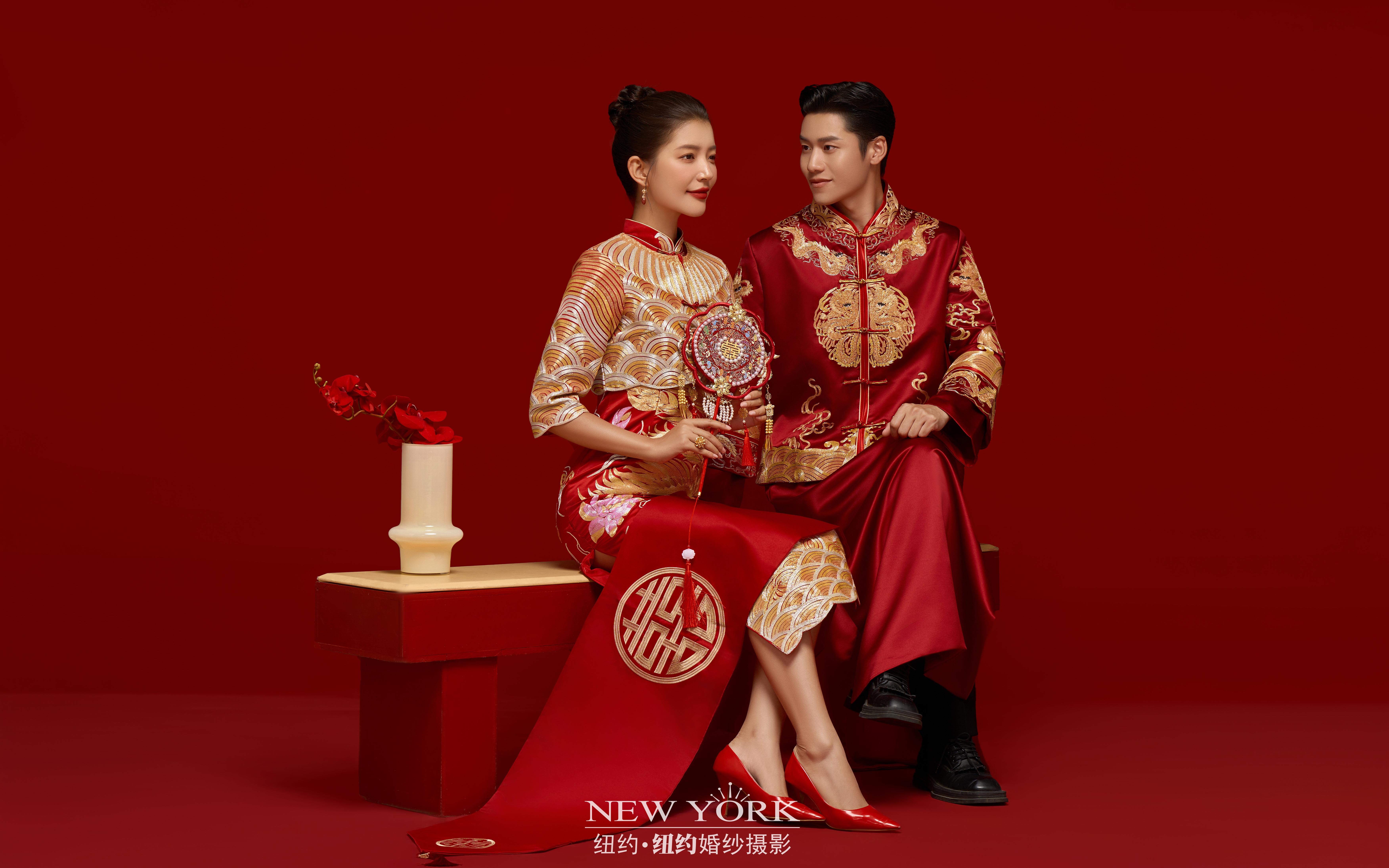 中國紅秀禾服內(nèi)景婚紗照，一眼萬年，美到心坎里