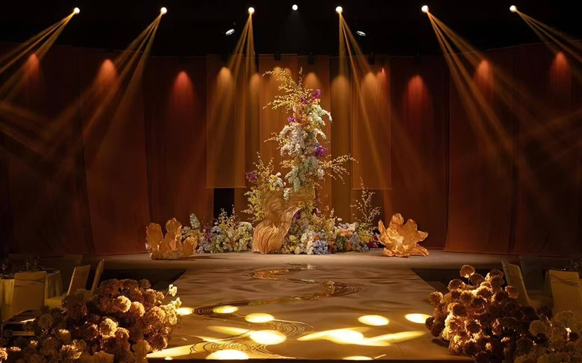 橙意层叠帷幔与花艺交织的婚礼设计