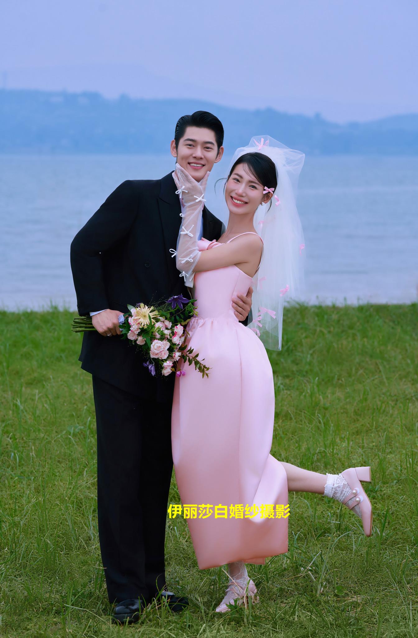 拍婚纱照3888套餐有跟妆+秀和+礼服 