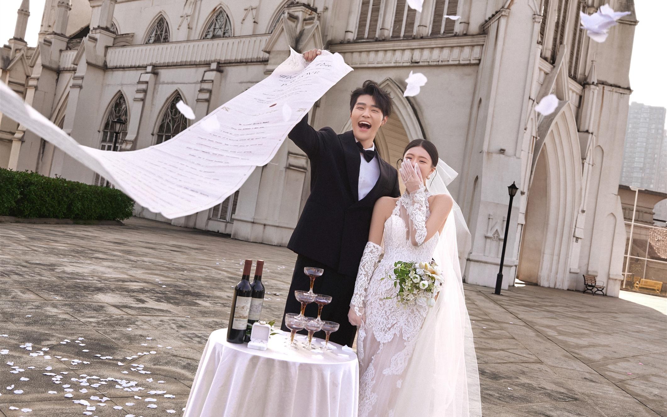 谁懂啊！在哥特风教堂拍婚纱照，每一帧都像电影海报