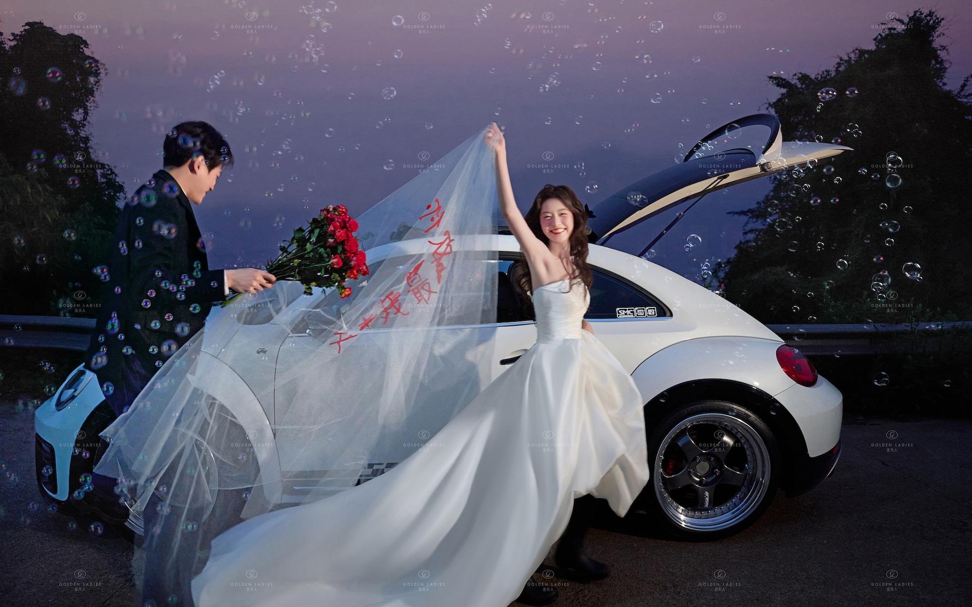 ✨夜幕下的浪漫定格，婚纱与霓虹共舞