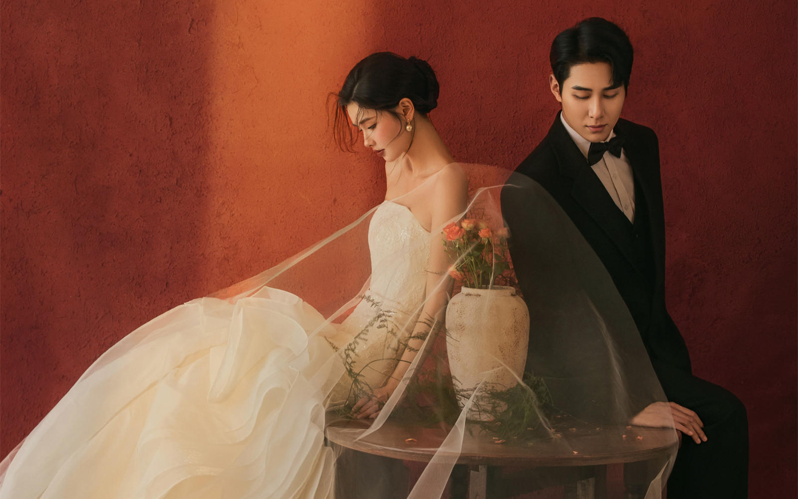 这组复古红婚纱照也太高级了吧❤️氛围感直接拉满