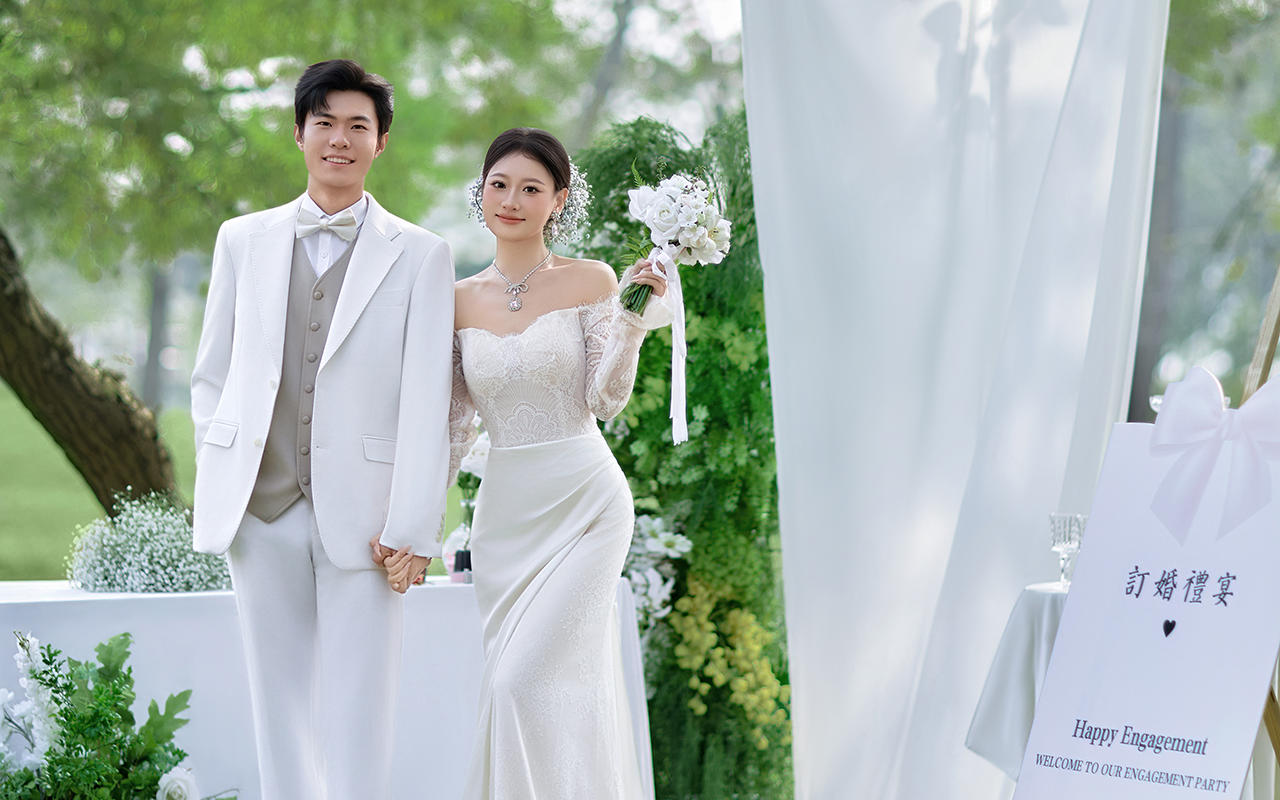 草坪訂婚儀式預(yù)制訂婚照