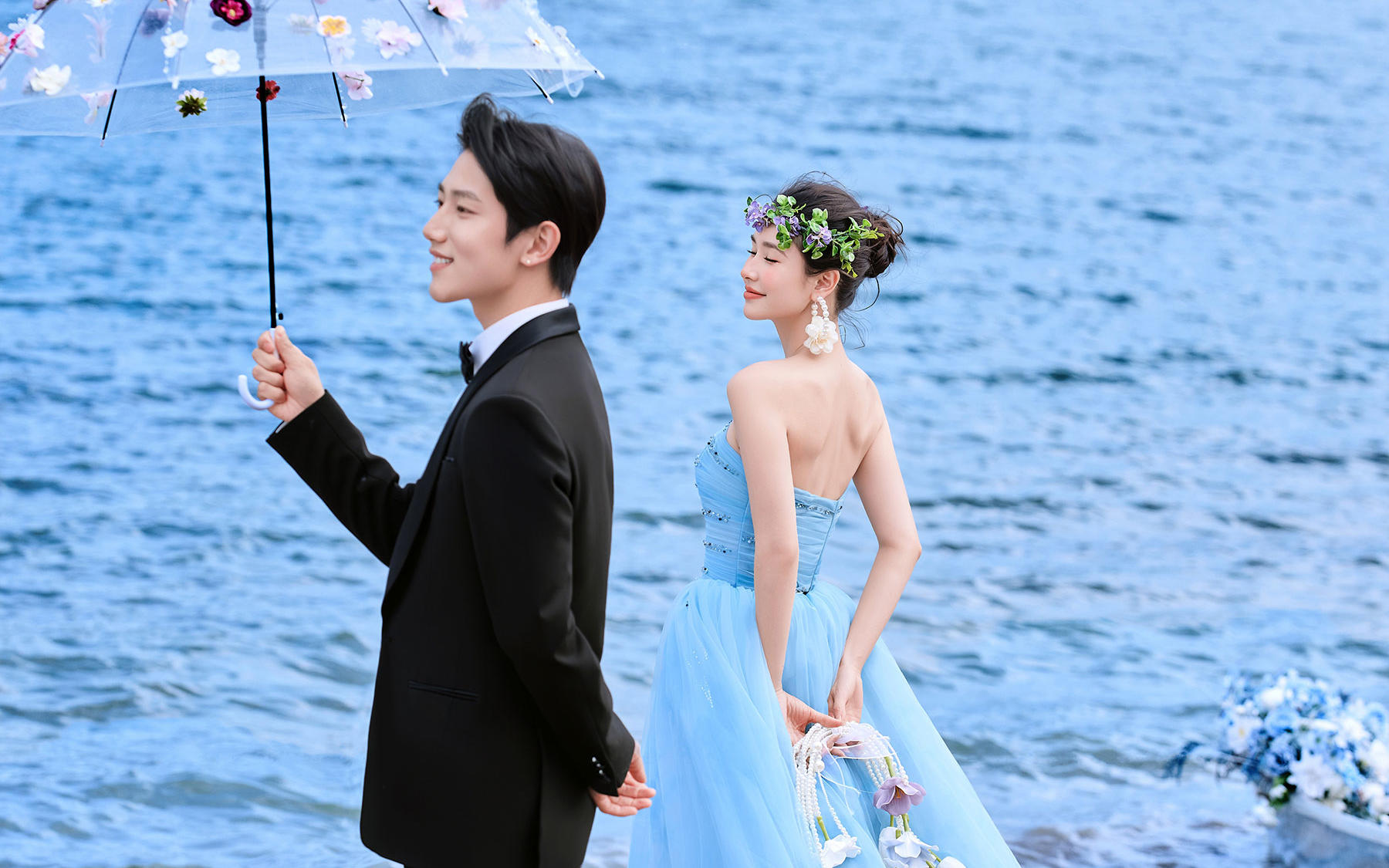 蓝纱秋千倚海风，这婚纱照甜到心尖💙