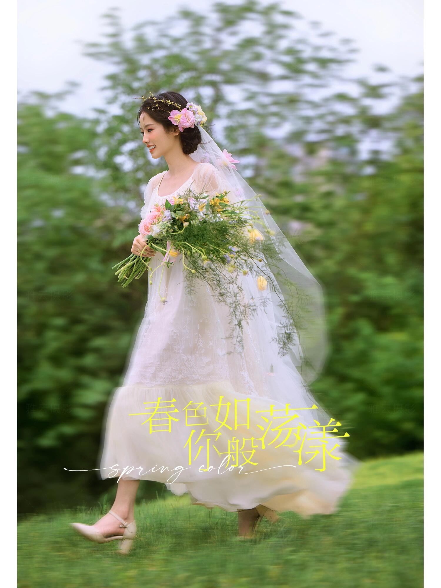 被鲜花包围的少女🌸初夏的草坪婚纱照好精致