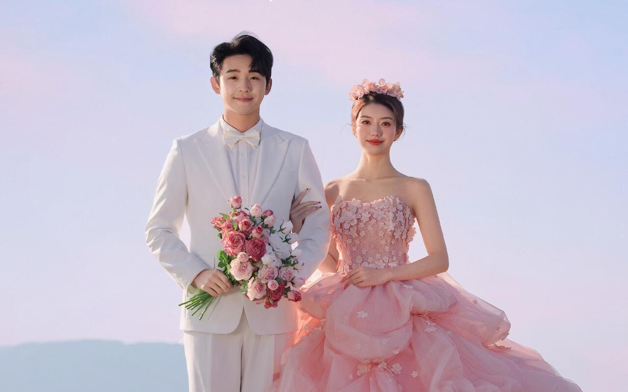 春季浪漫 山顶粉色婚纱照真的太美了