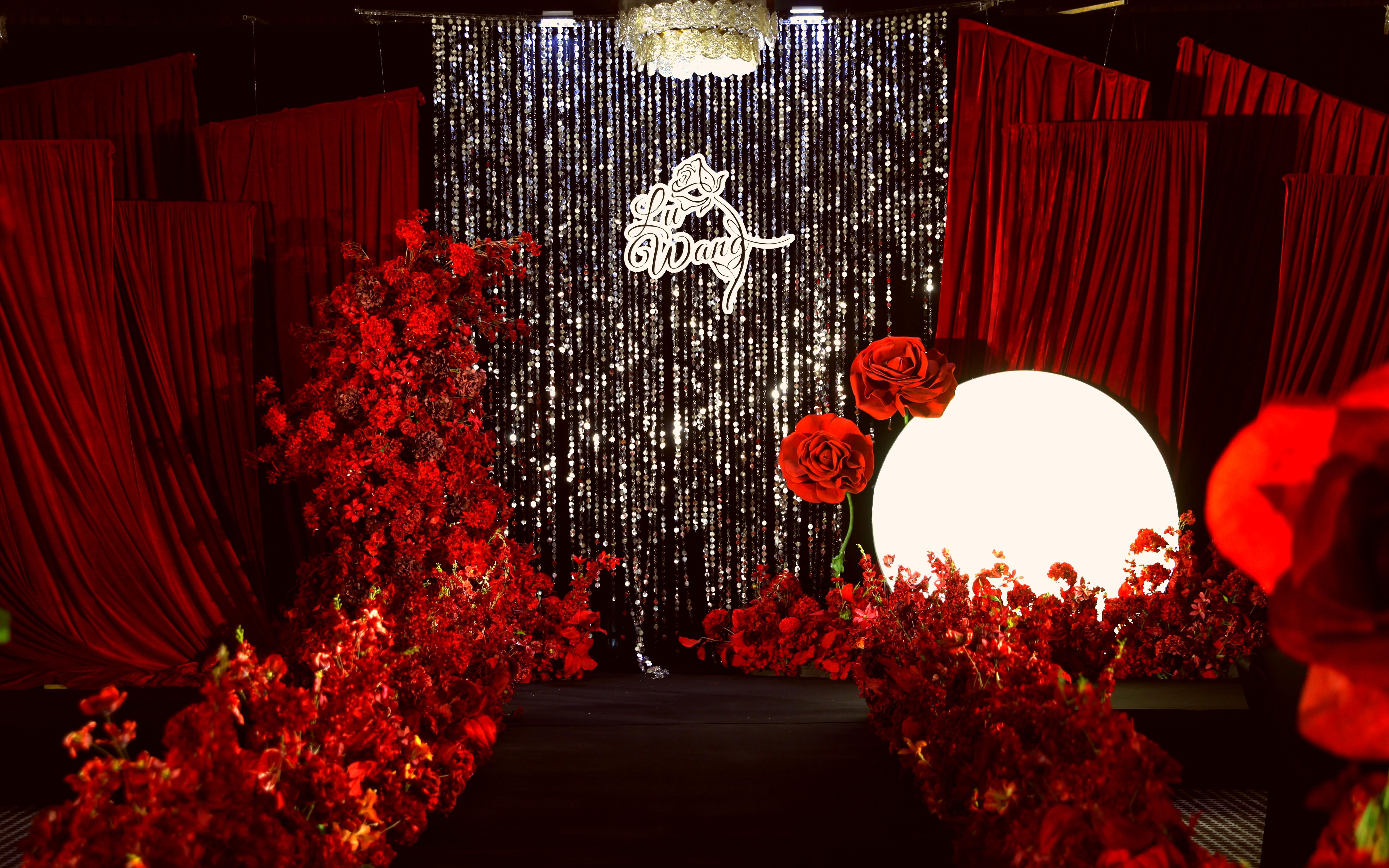 婚禮派·π絲絨布幔的選擇演繹出復(fù)古而浪漫的婚禮