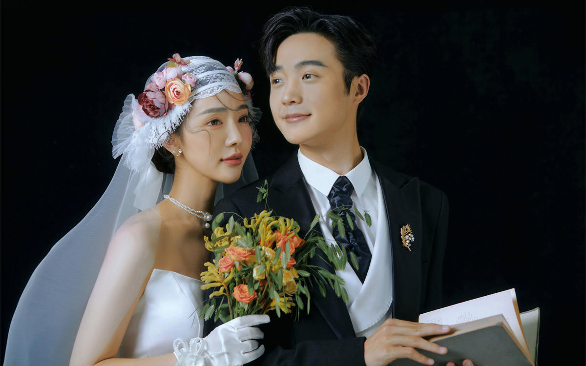 无法拒绝的氛围感❗️黑底胶片婚纱照太美了✨