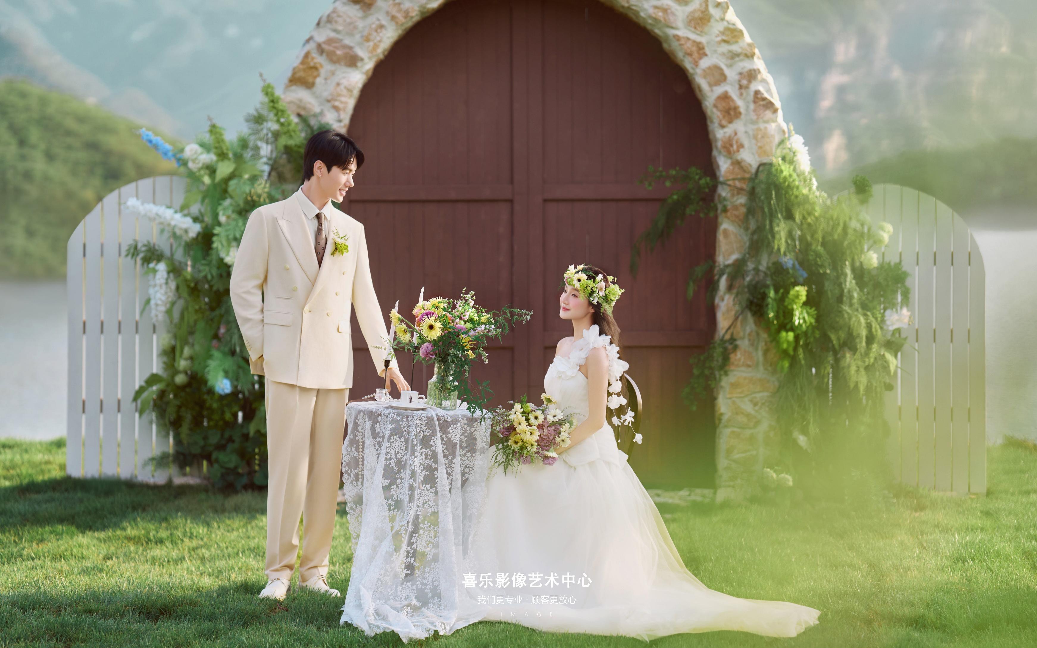 山野石拱門場(chǎng)景 解鎖森系清新婚照