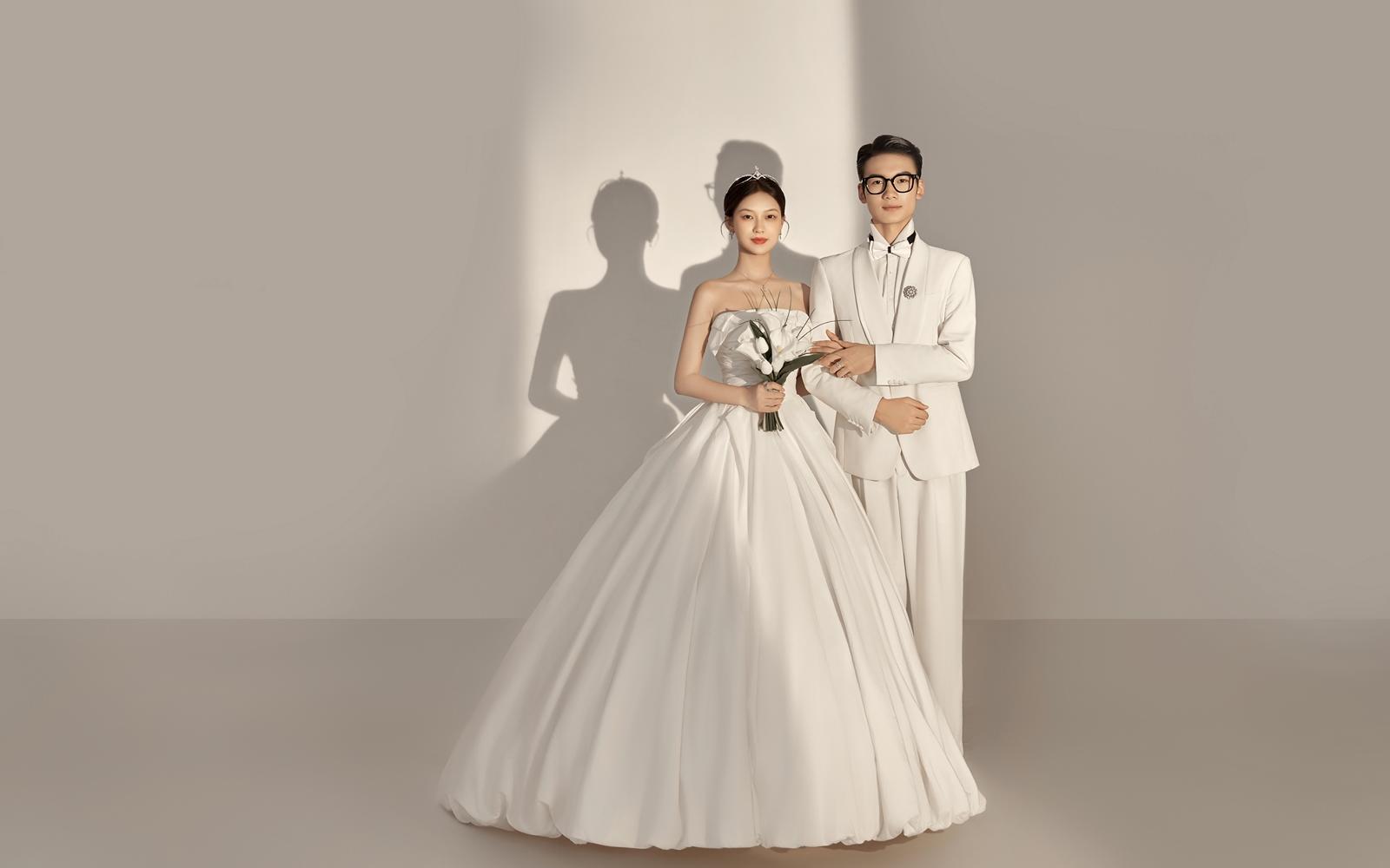 好喜欢我的极简婚纱照呀！这光太高级了啊✨