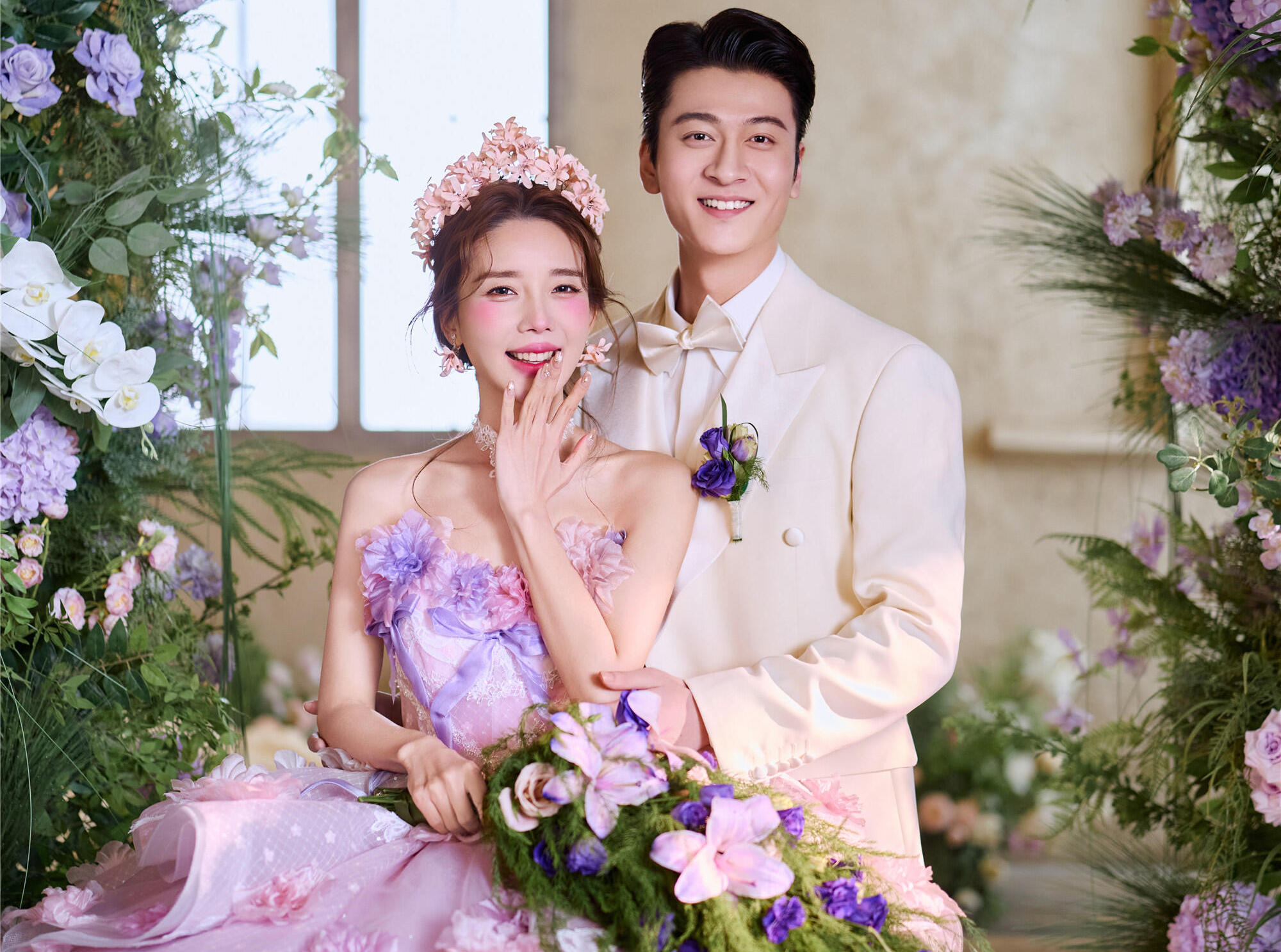 這就是仙女想要的室內(nèi)花海粉紫色婚紗照
