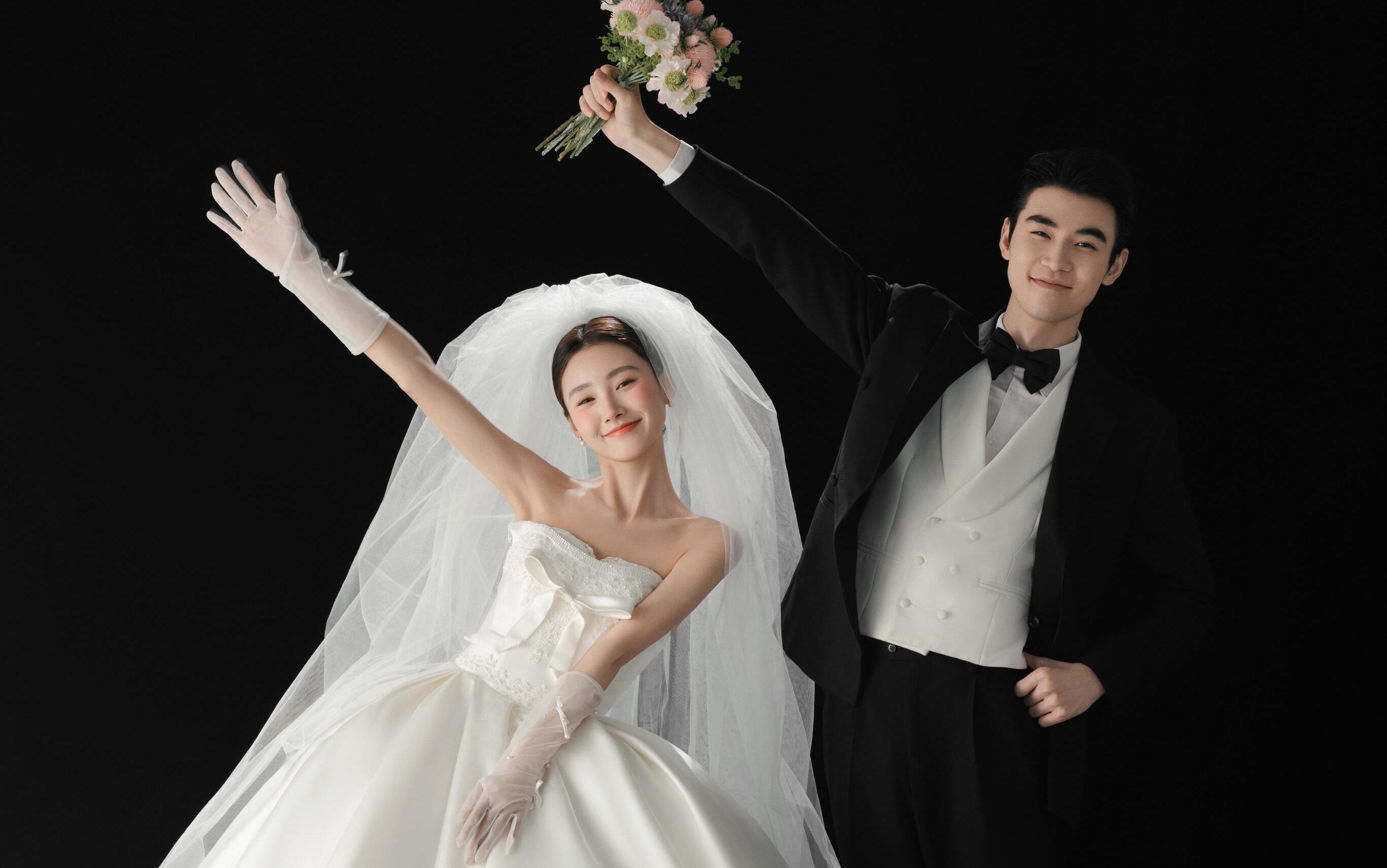 真的太太太喜歡這組黑底極簡(jiǎn)主紗婚紗照啦!