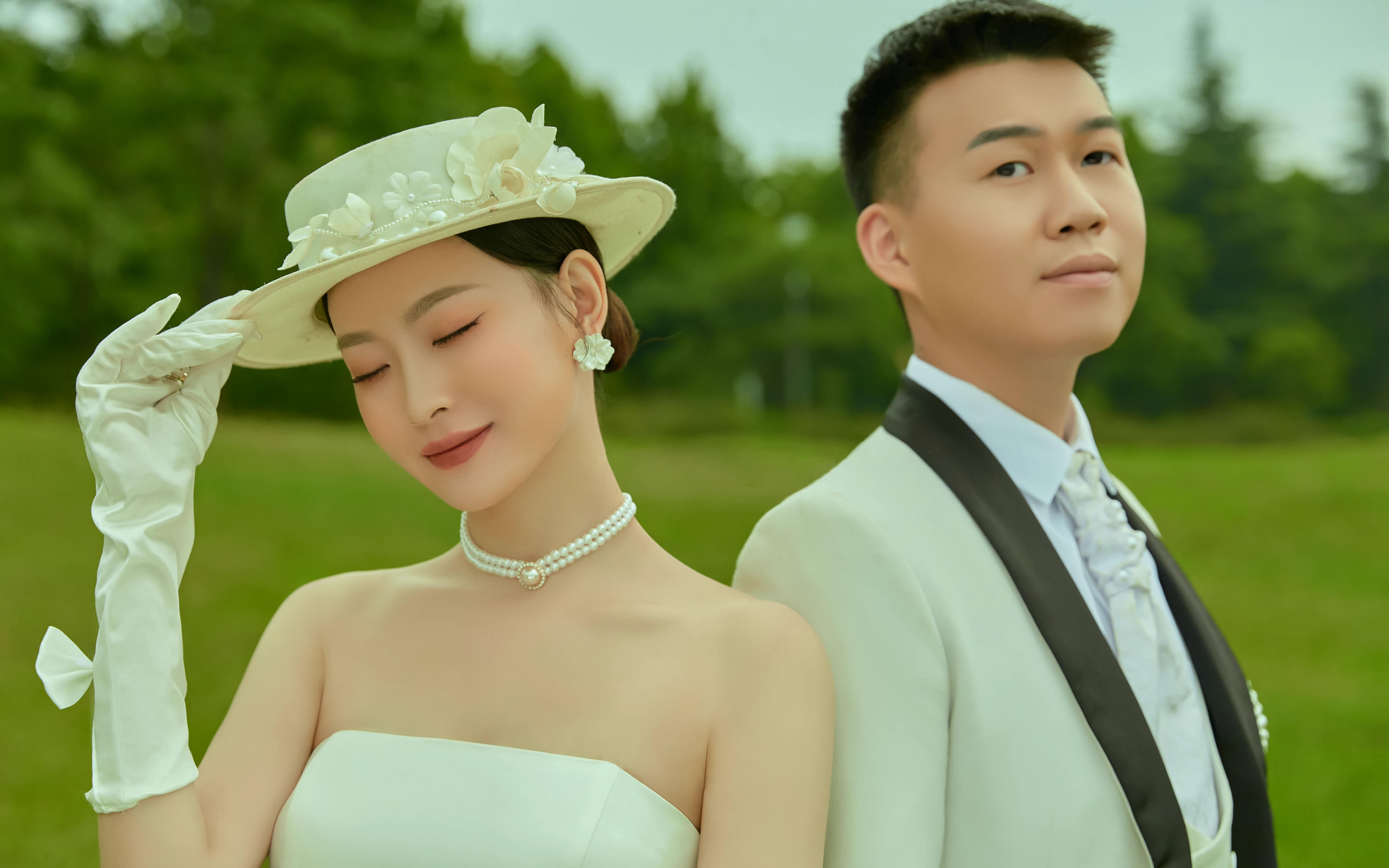 法式浪漫里的森系草坪婚紗照 氛圍感好絕