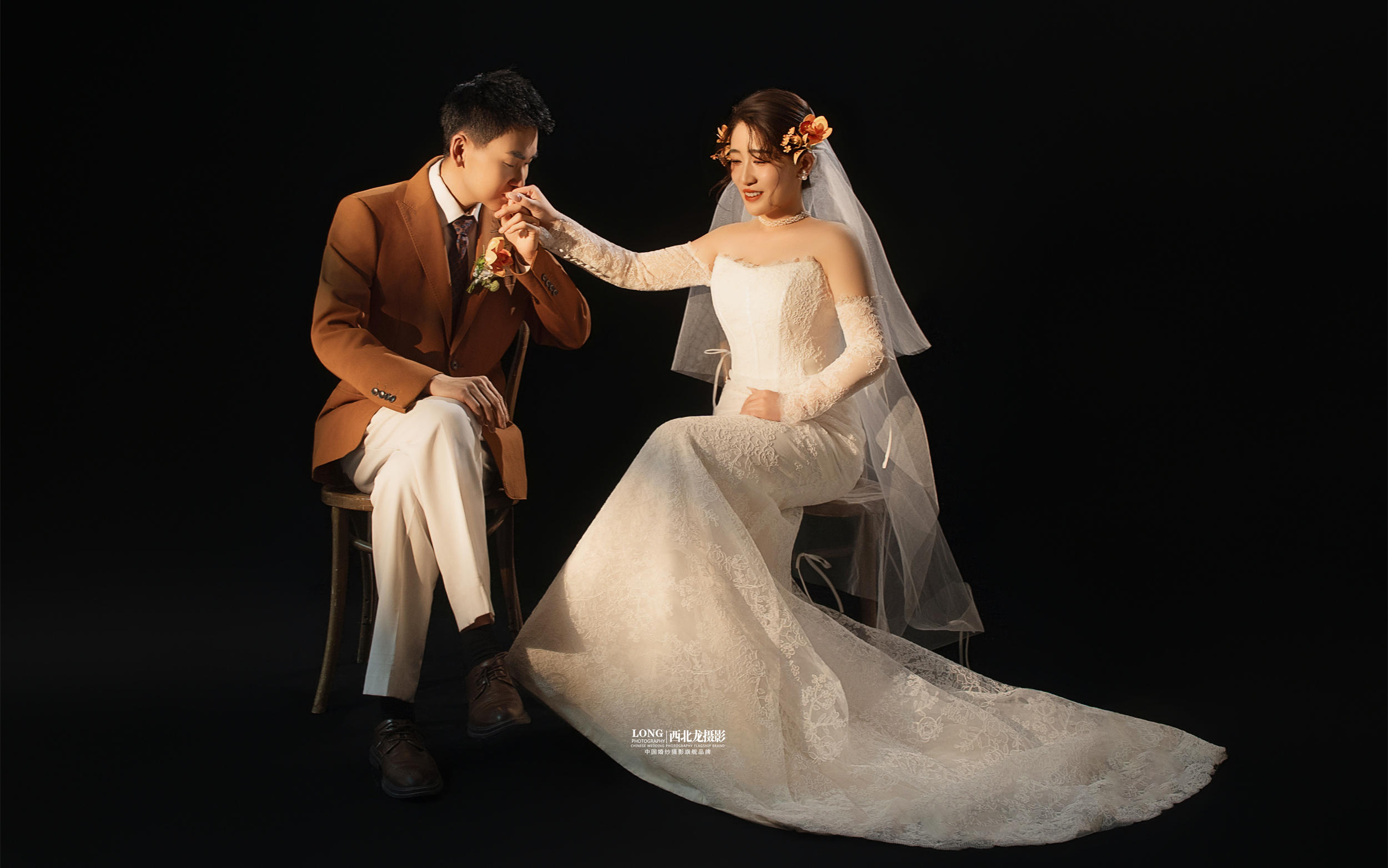 黑底光影里，我們的婚紗照藏著篤定的溫柔??