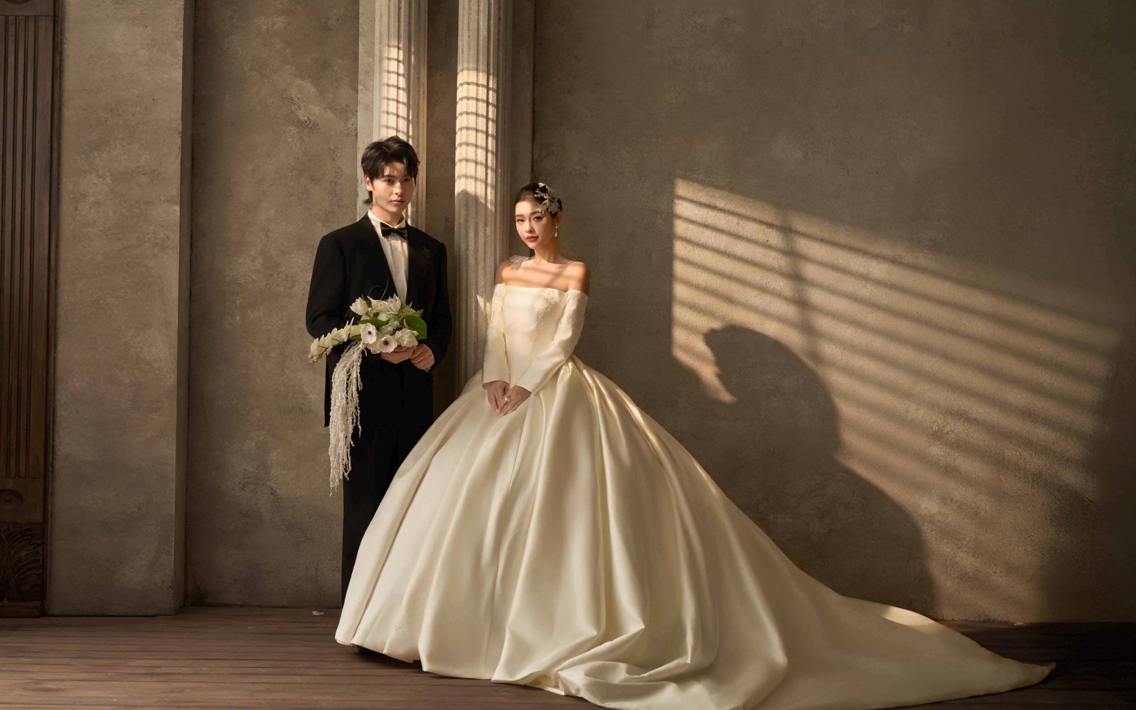 【白畵如幻】缎面婚纱的法式才是氛围感密码