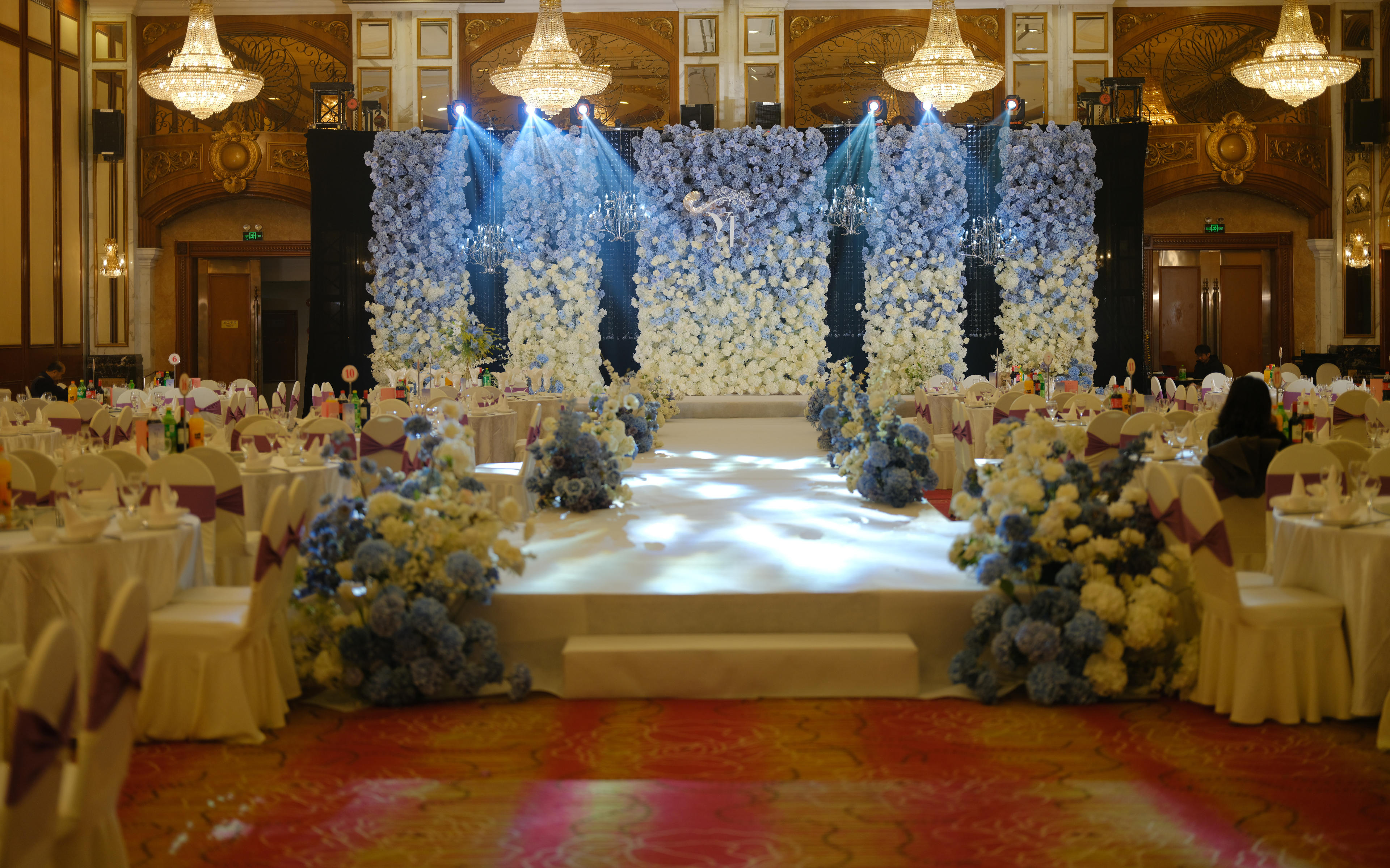 紫韵渐变花墙，浪漫婚礼主场