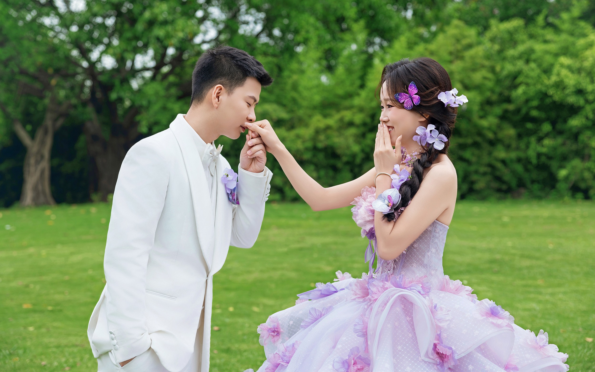 山野绿意，淡紫婚纱，和喜欢的人定格浪漫一刻💜