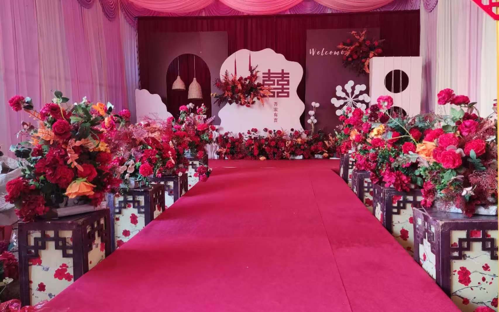 红绸飘扬乡间棚，婚礼满载淳朴真情