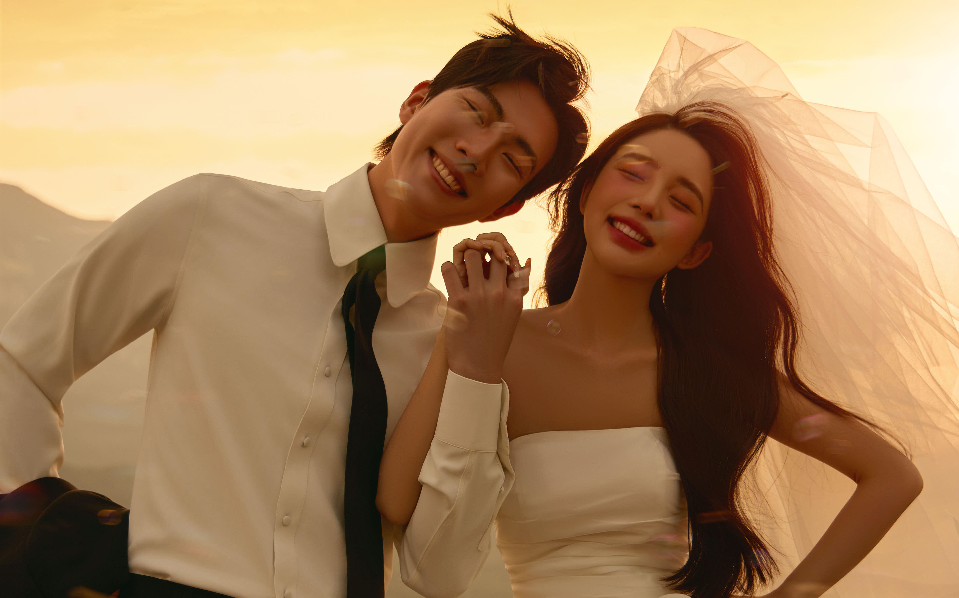 橘色黄昏+肆意欢笑，这是婚纱照该有的生命力