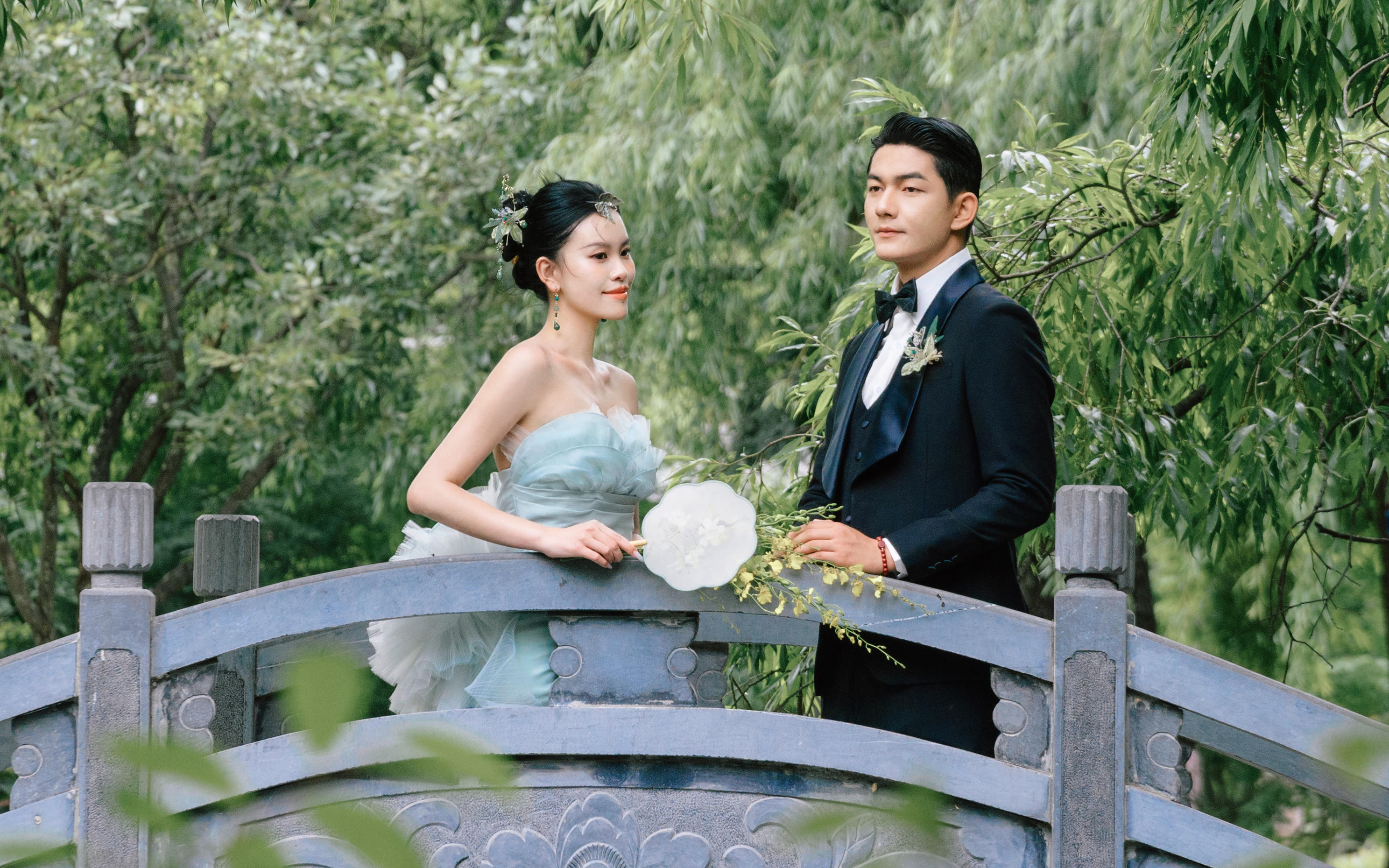 在丽江的亭台里，把江南柔波穿成我们的婚纱