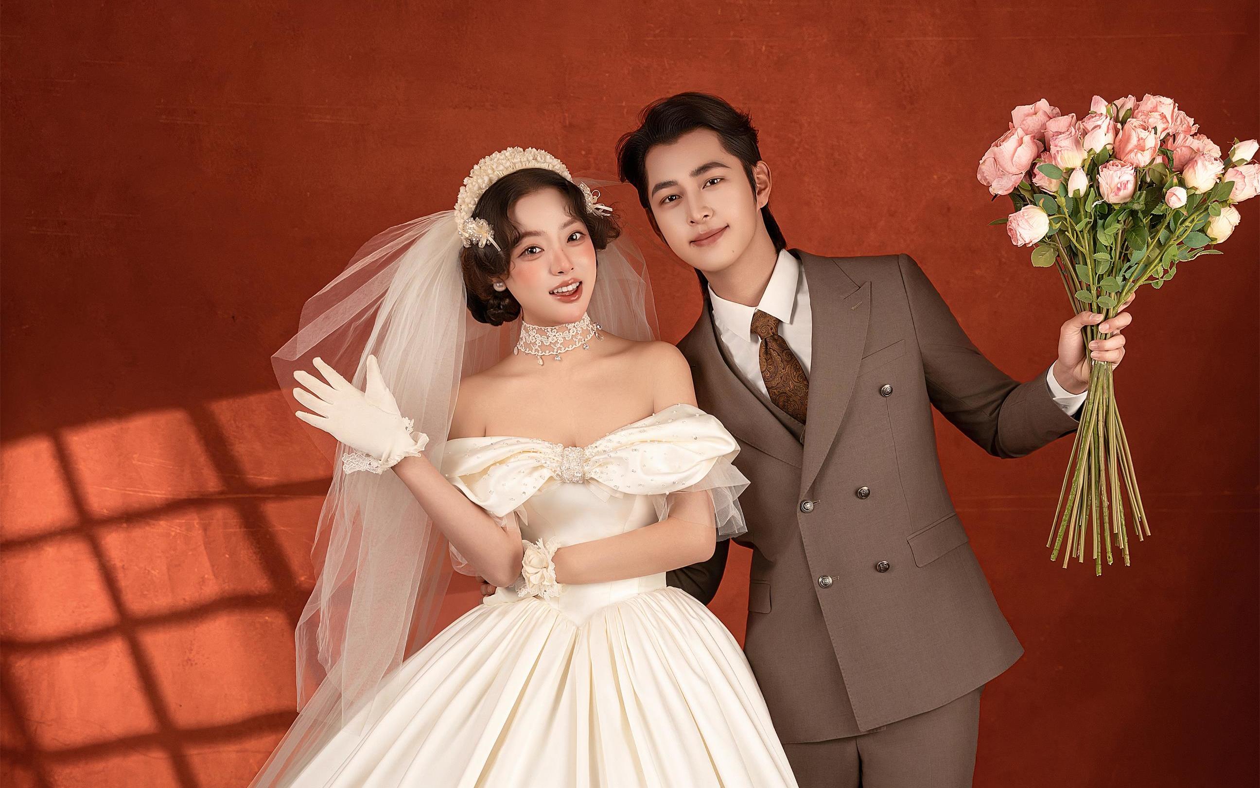 俏皮复古红主纱婚纱照