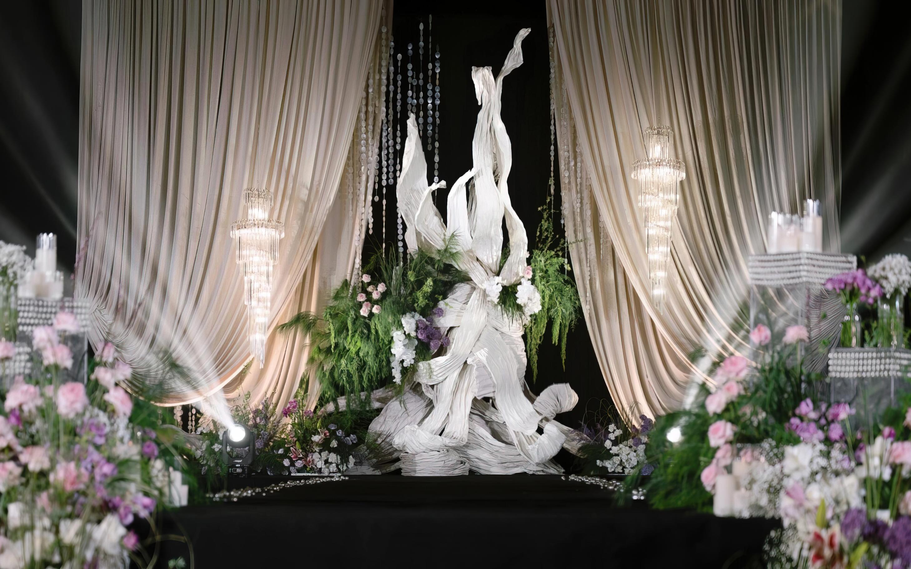 柔纱与鲜花共舞，缔造温馨婚宴场景