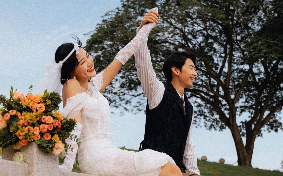 年轻人超爱的轻法式复古电影感草坪婚纱照美出圈❗️