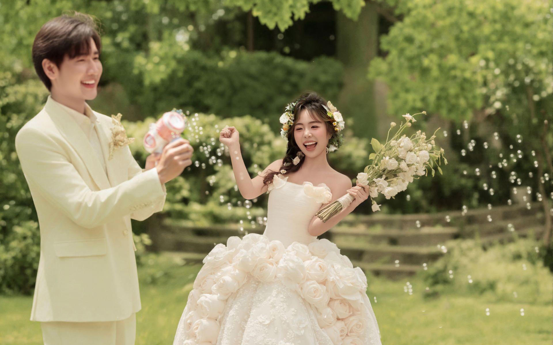 【美到犯規(guī)的森系草坪婚紗照】