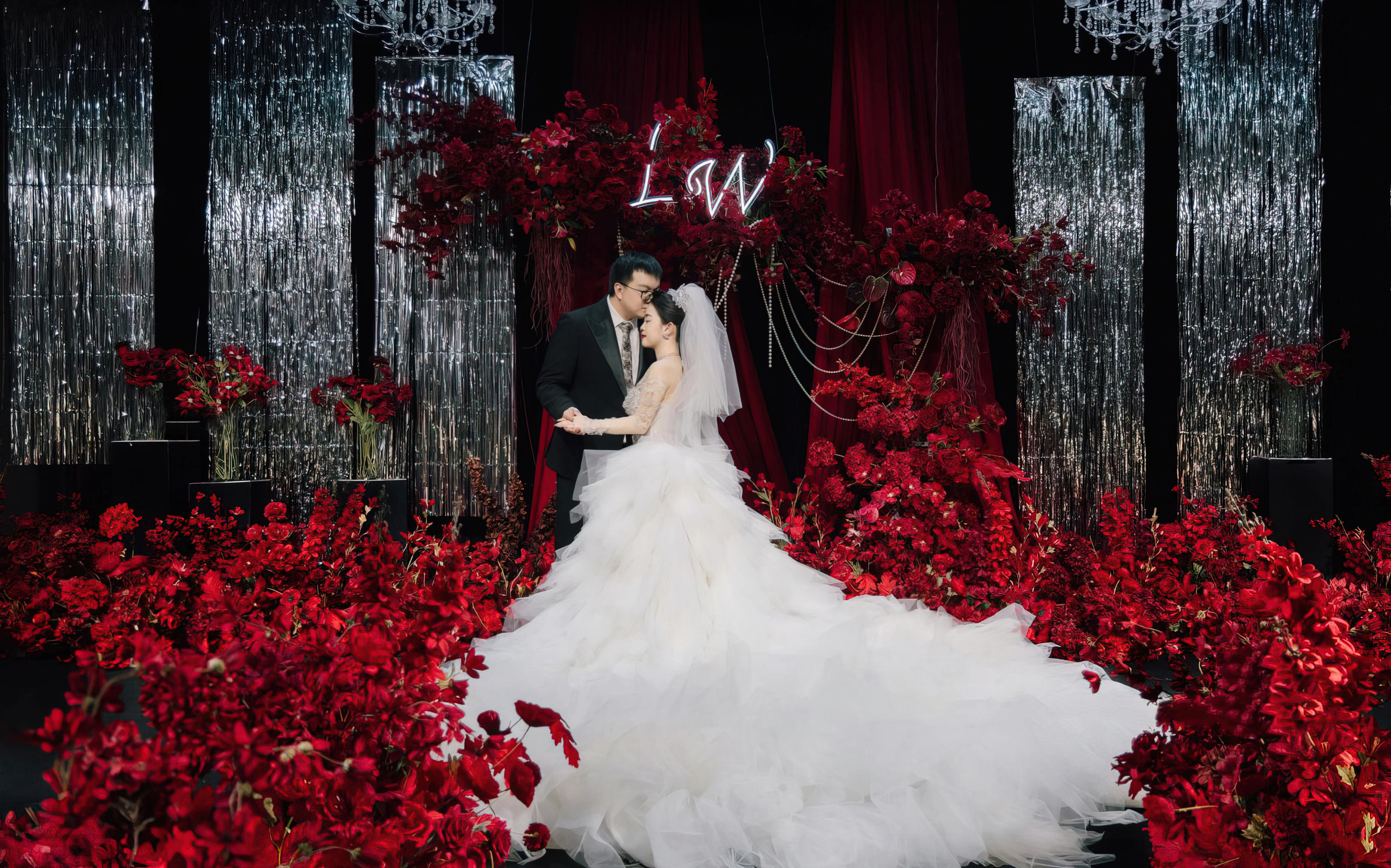 颂喜婚礼｜高级红银色布幔婚礼