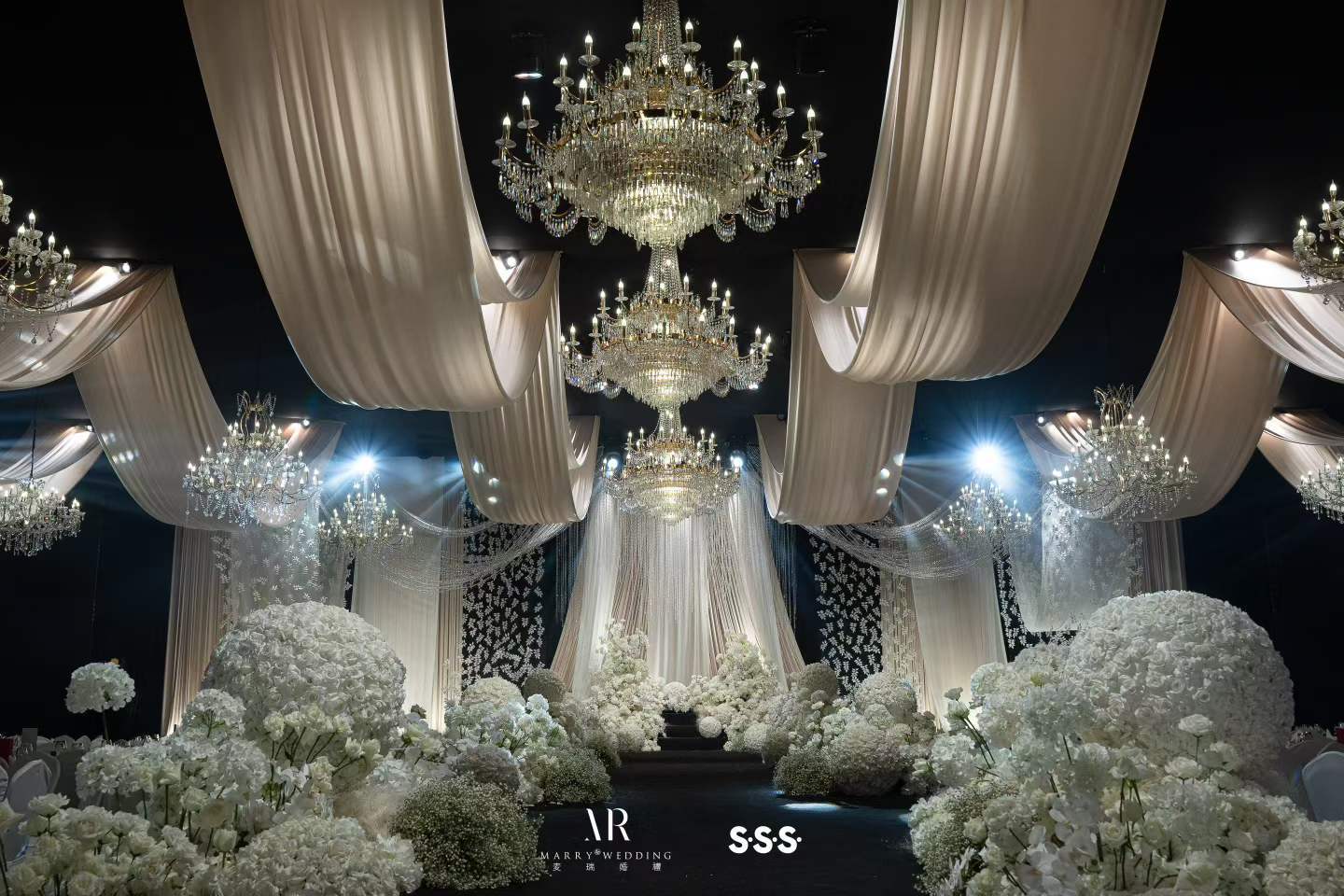 奶白布幔垂落如晨霧，蕾絲花葉映水晶光影