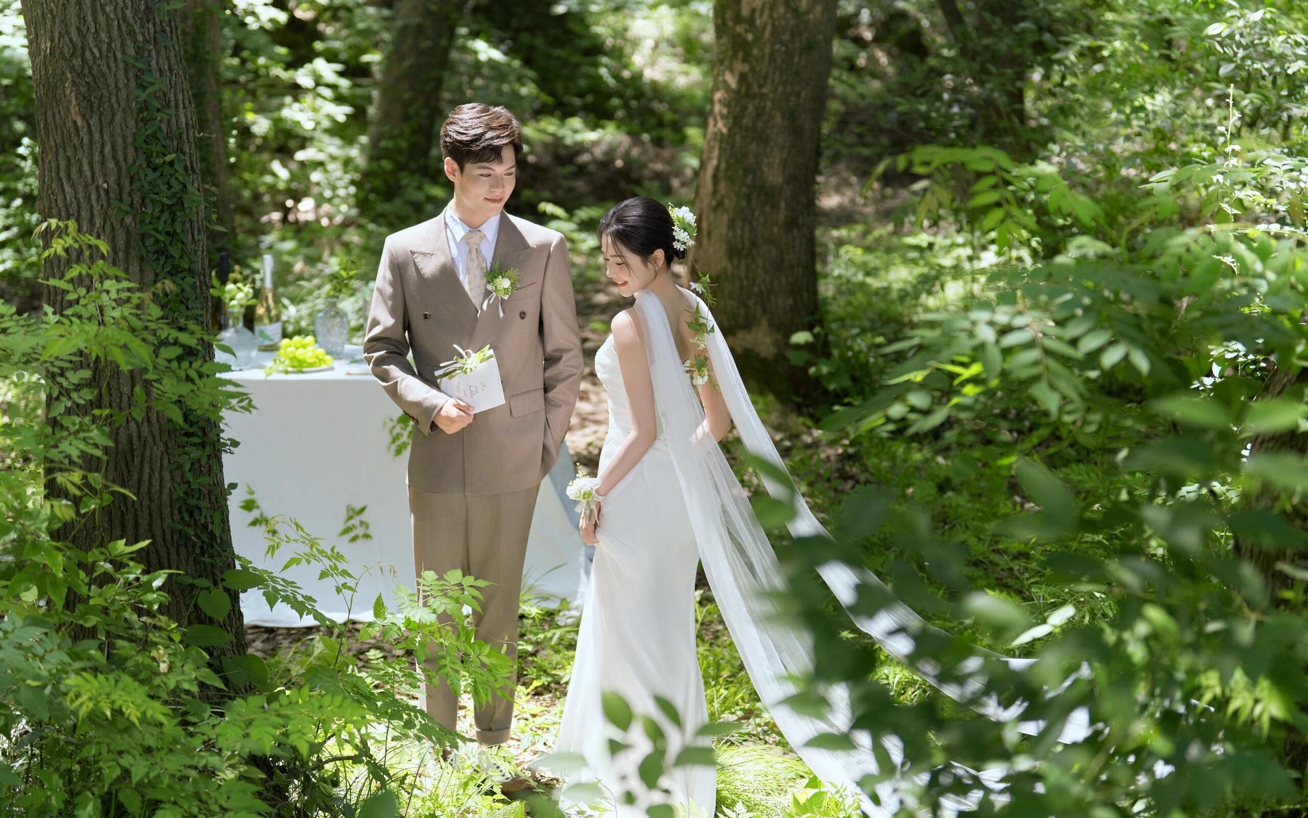 森系草坪+白紗簡直浪漫暴擊｜森系婚紗照