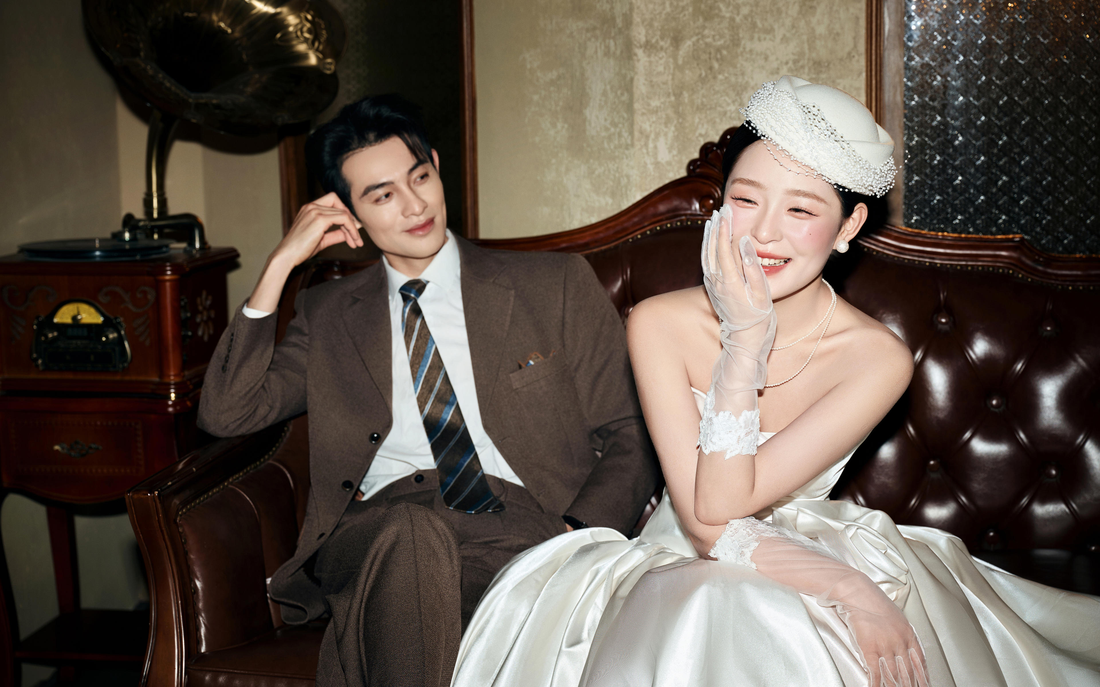 你還年輕?自然不懂復(fù)古老錢風(fēng)婚紗照的魅力