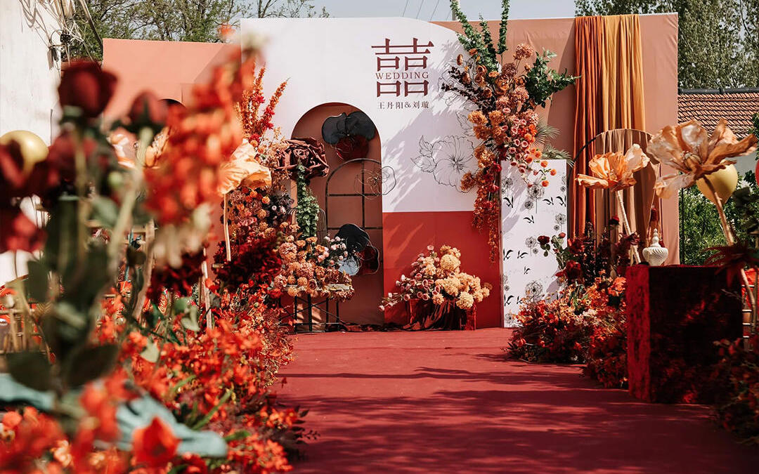家门口的橙红色喜庆家宴户外