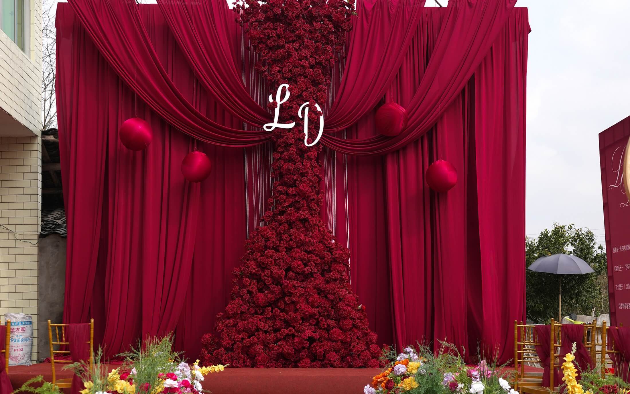 【美卡婚禮】戶外庭院——紅色挑高布幔花墻婚禮布置